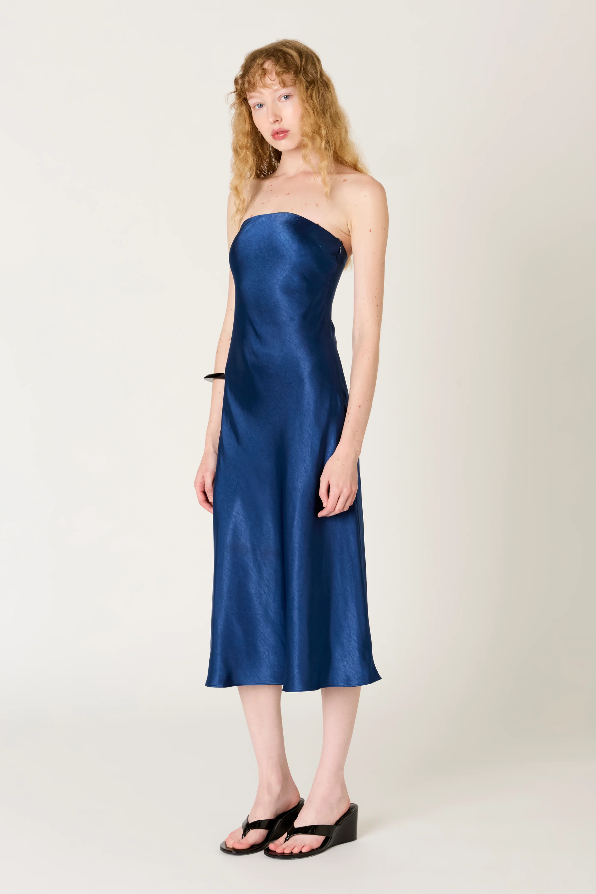 Detalle de la confección del vestido midi Carolyn mostrando costuras reforzadas y dobladillo perfectamente acabado