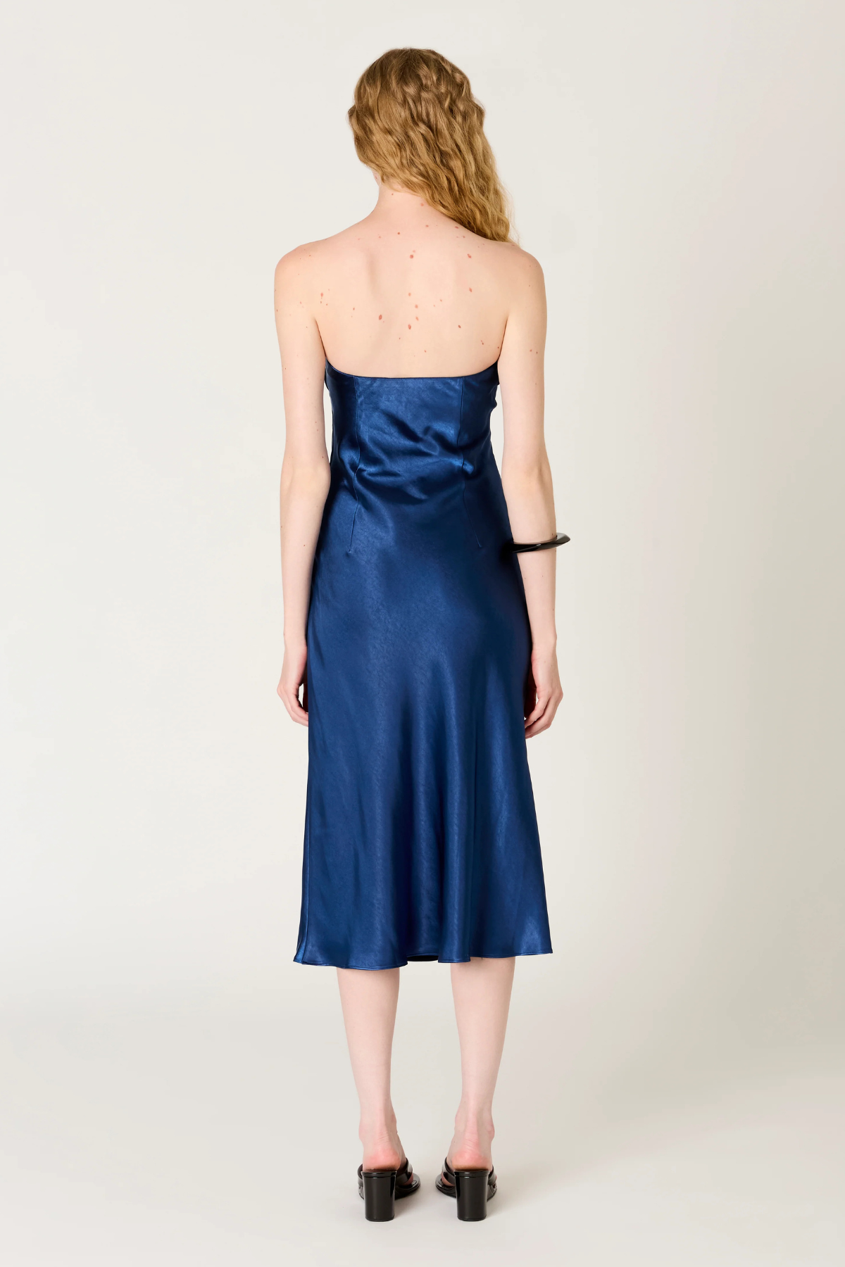 Vista trasera del vestido Carolyn con espalda entera y caída recta, ideal para combinar con sandalias o zapatos de tacón