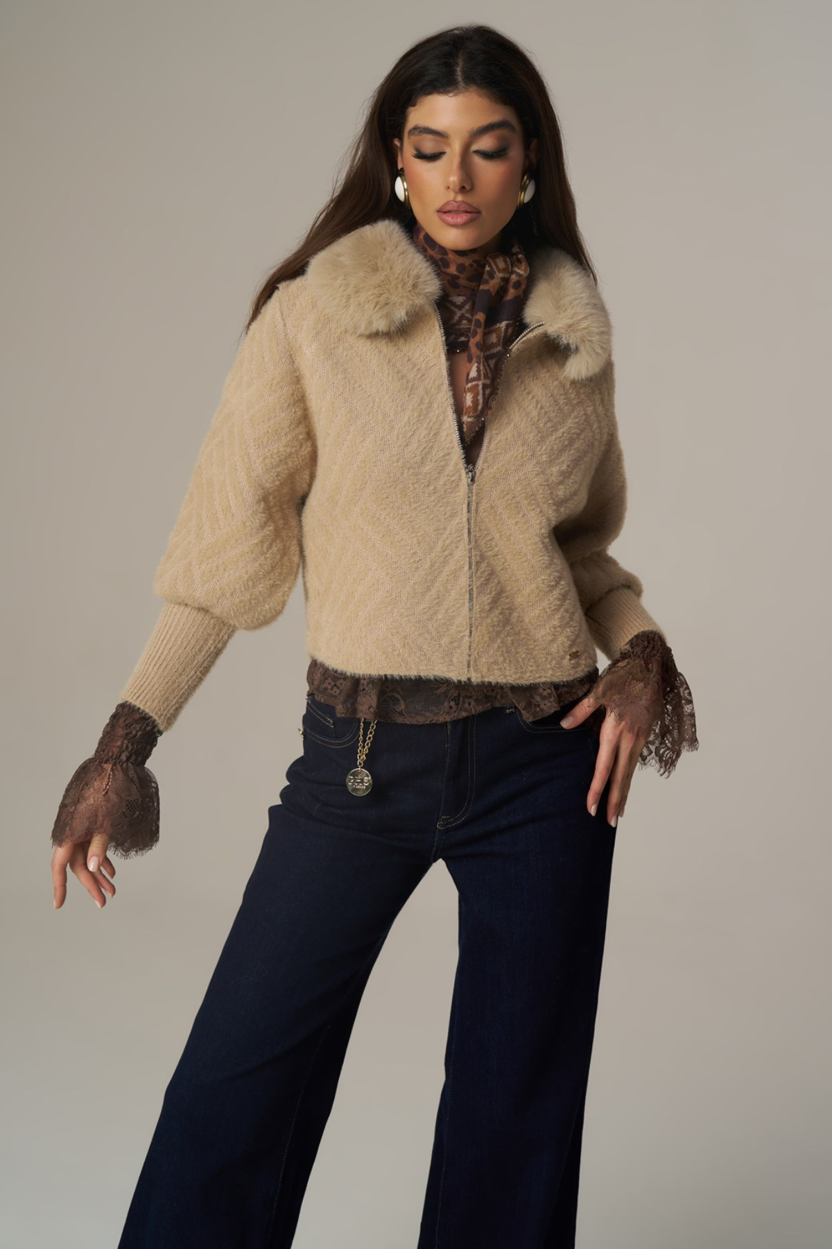 Chaqueta camello corta para mujer con cuello de pelo, cremallera frontal y mangas de volumen