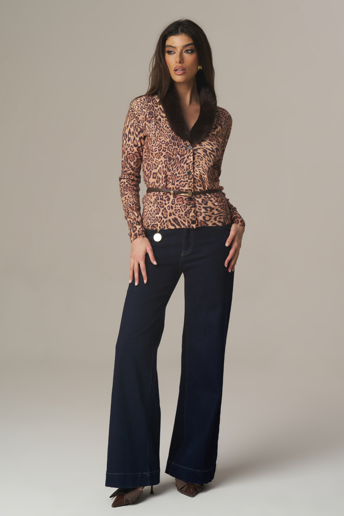 Cardigan de punto con cinturón Ecofur y estampado animal print para mujer, look elegante de invierno