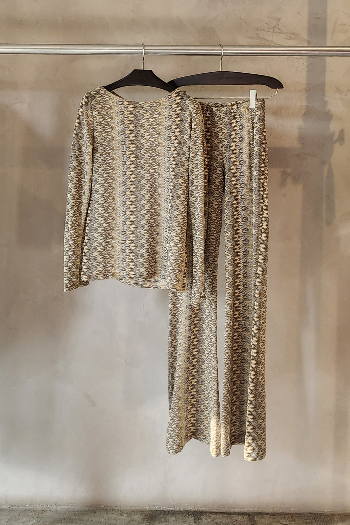 Conjunto Pho Firenze flame con top de punto y pantalón a juego en percha mostrando estampado geométrico elegante