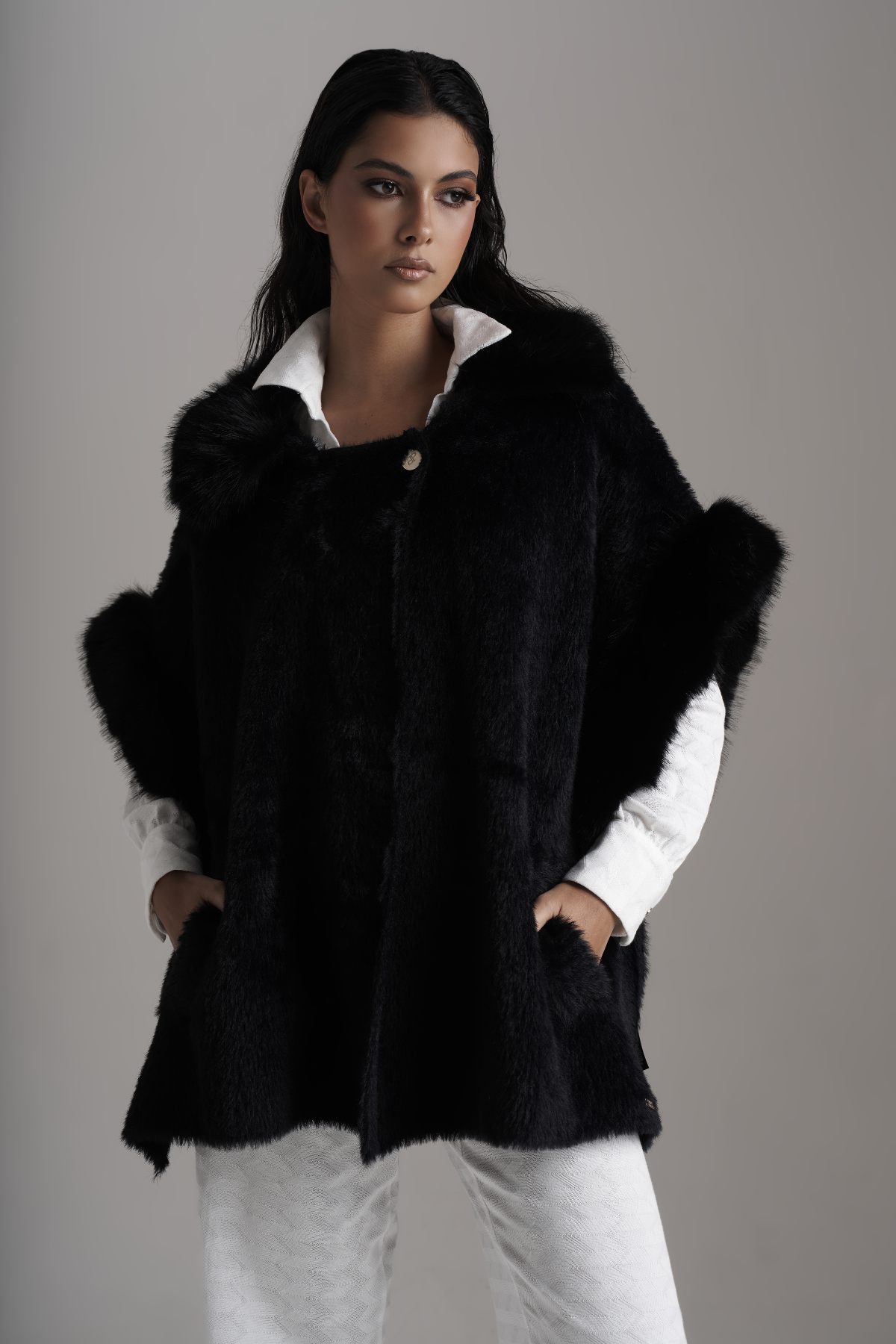 Poncho de mujer en piel sintética, textura delicada y diseño moderno, complemento ideal para outfits de invierno exclusivos