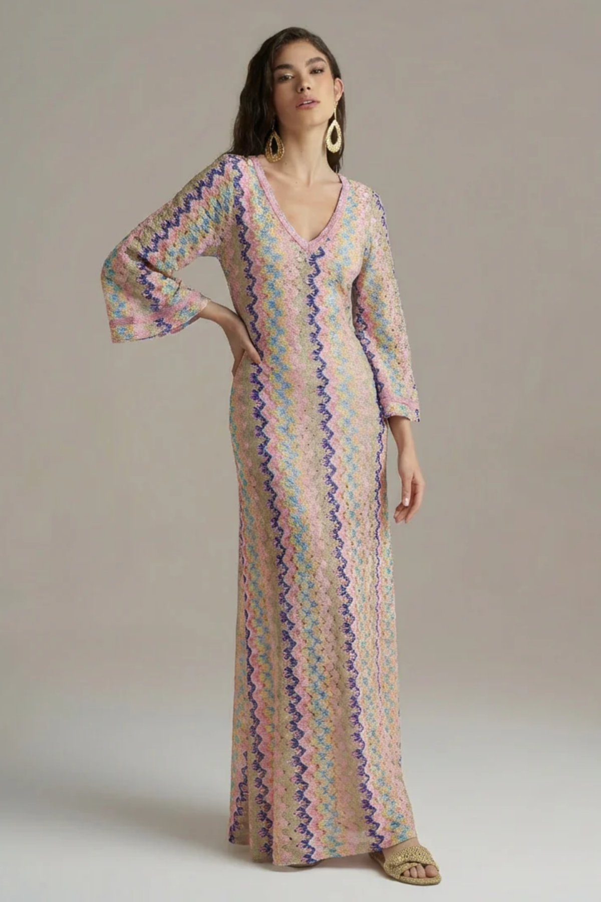 Vista kaftan largo estampado con silueta amplia y estilo bohemio elegante perfecto para playa, beach club y looks mediterráneos