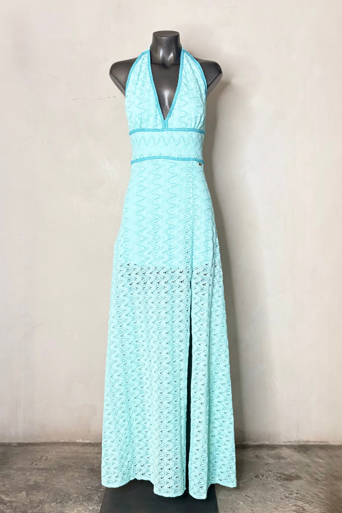 Modelo con vestido maxi Heaven de caída ligera y estilo refinado perfecto para cenas, galas y looks elegantes de noche