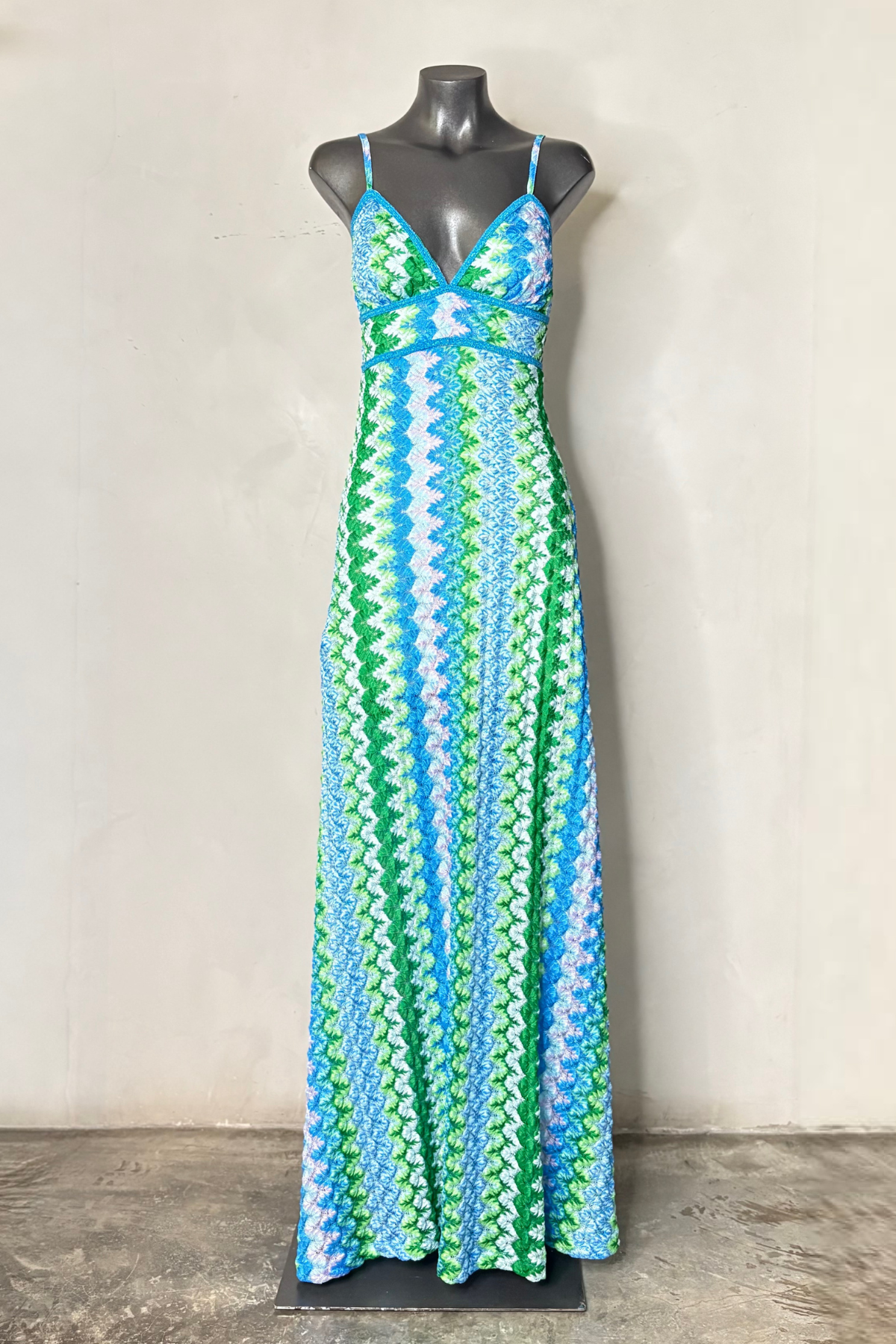 Vestido largo Island con estampado geométrico azul y verde y diseño fluido ideal para verano, vacaciones y estilo resort luxury
