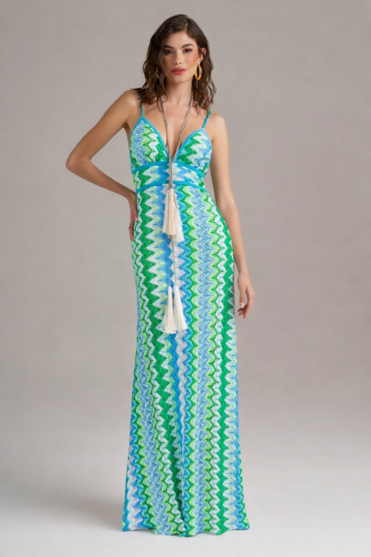 Modelo vestido largo Island con estampado geométrico azul y verde y diseño fluido ideal para verano, vacaciones y estilo resort luxury