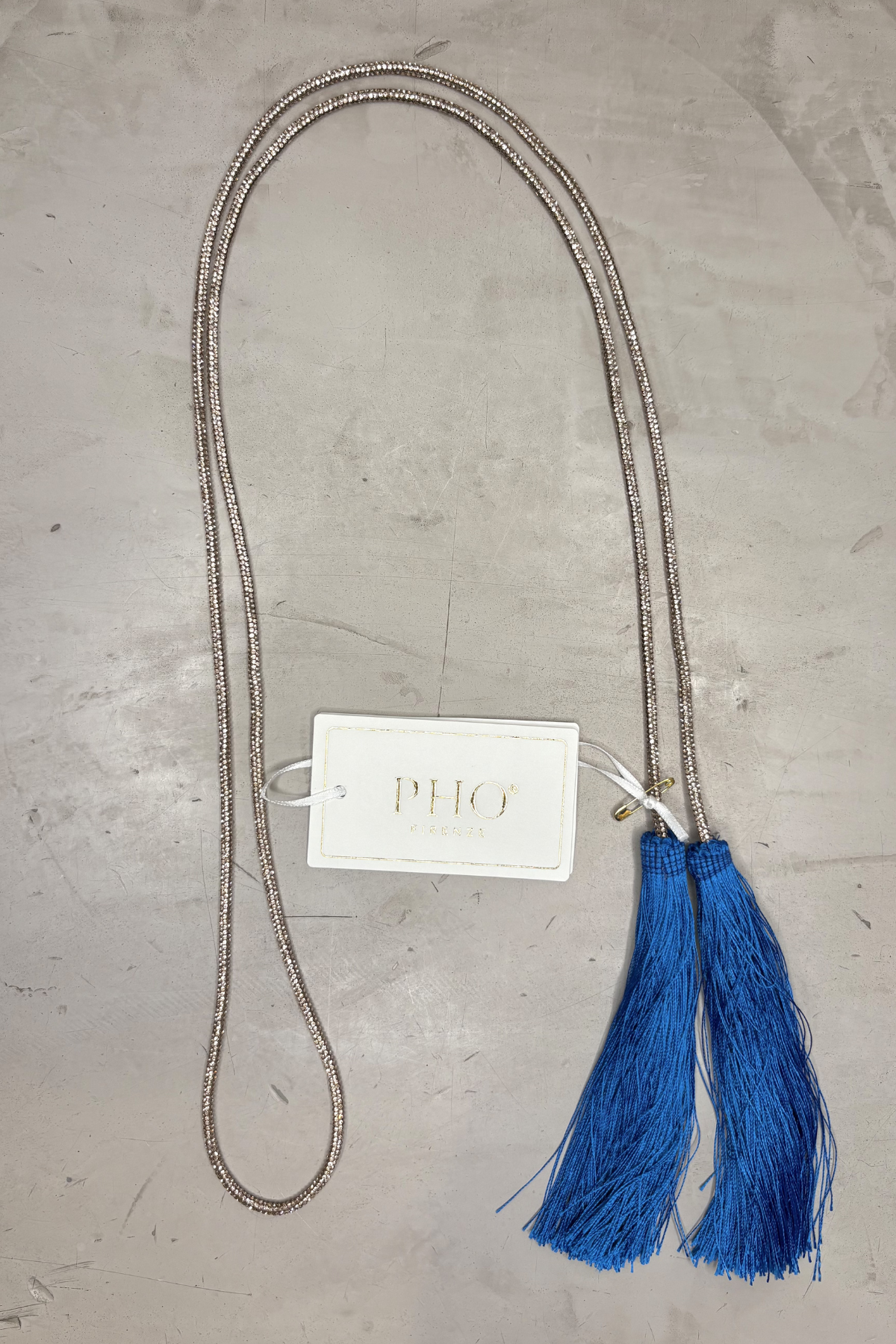 Collar flecos azul con movimiento fluido y acabado premium perfecto para elevar outfits elegantes y modernos