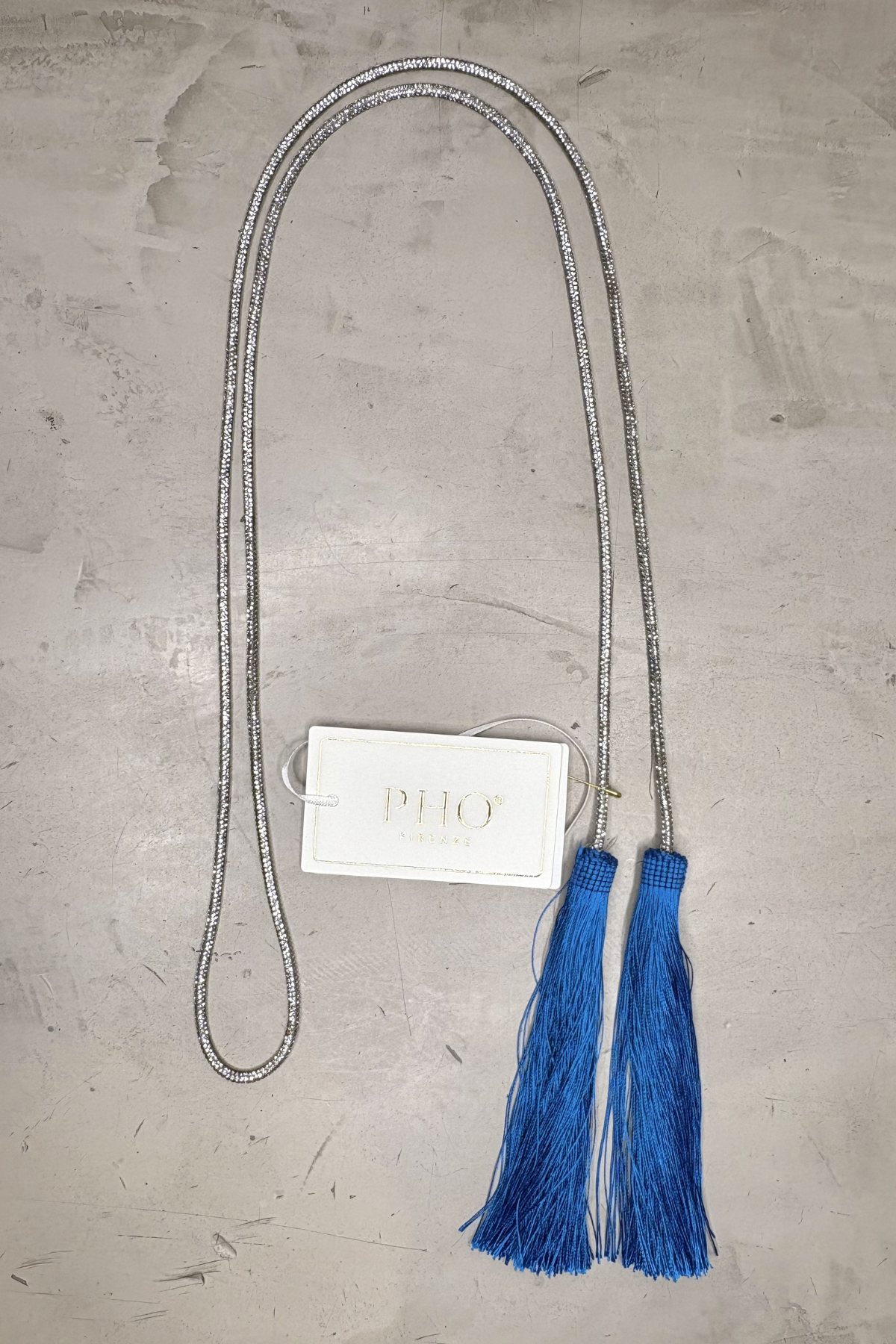 Collar flecos silver con diseño elegante y movimiento fluido ideal para looks sofisticados y estilo luxury minimal