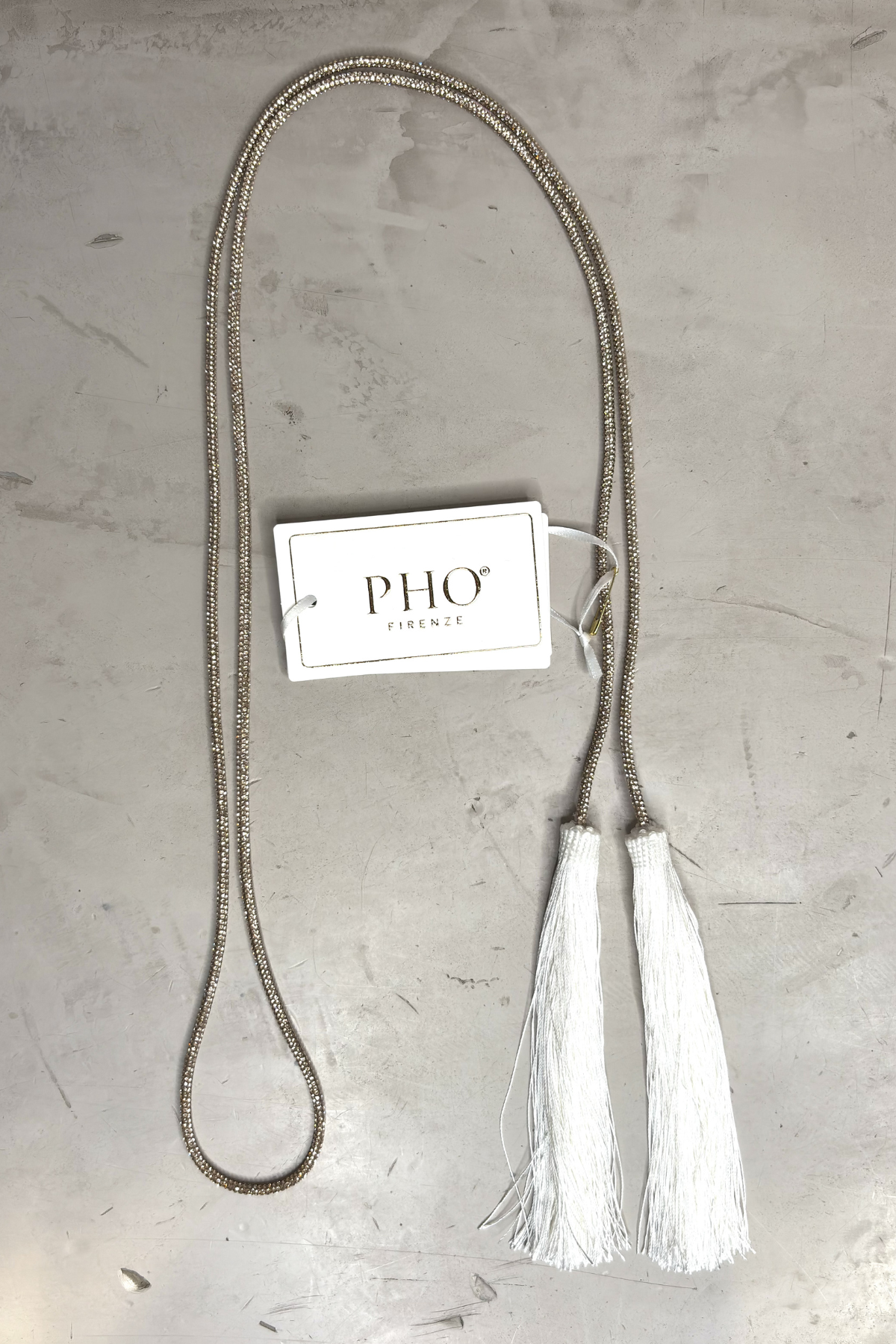 Collar blanco de flecos con detalles dorados y diseño elegante ideal para looks sofisticados y estilo luxury minimal