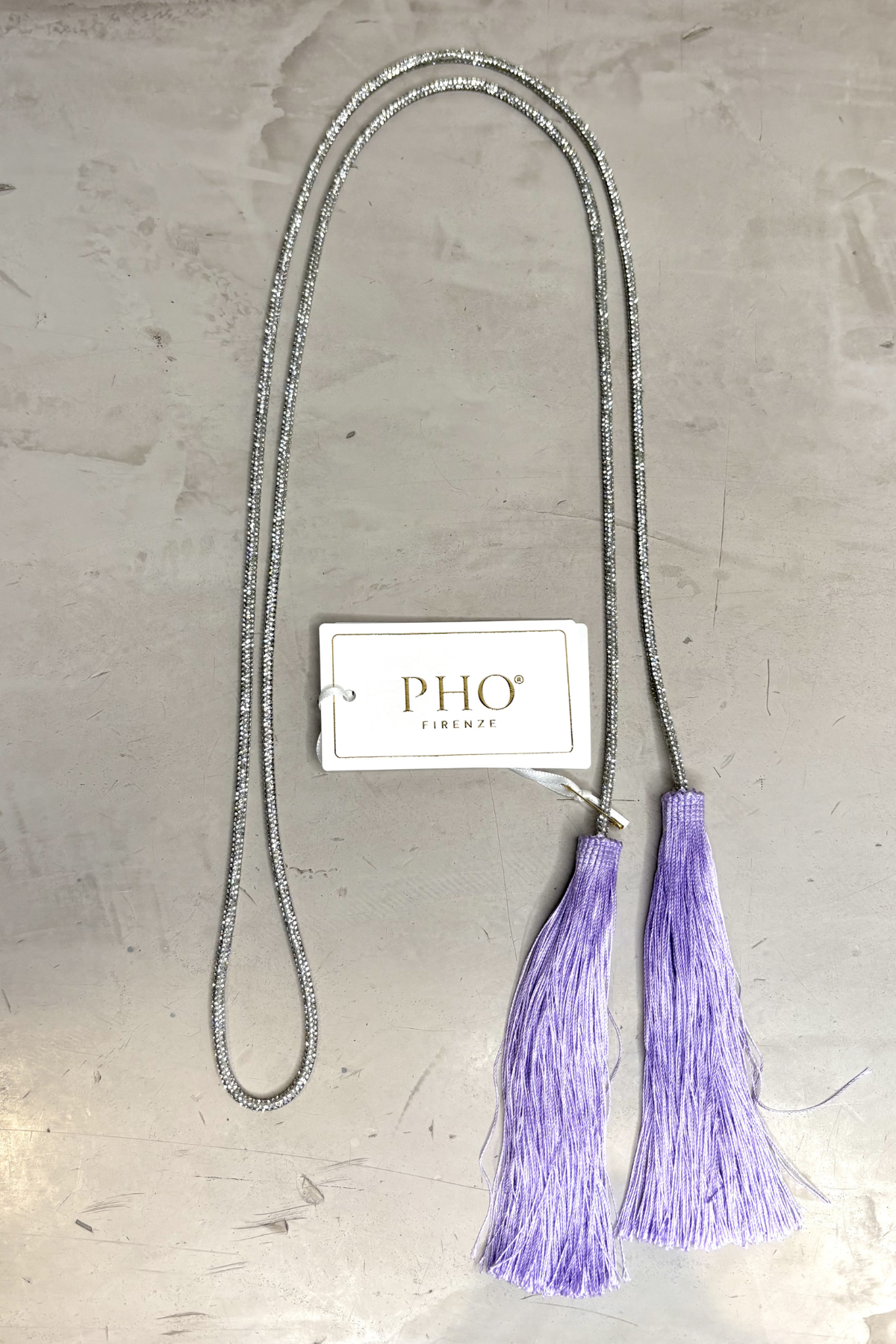 Collar lila de flecos con acabado ligero y detalles plateados perfecto para elevar outfits elegantes y modernos