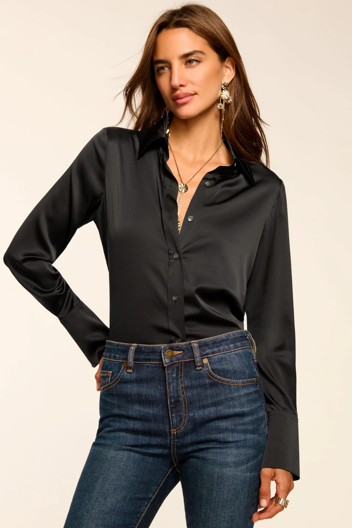 Blusa Victoria color black en tejido satén de seda, corte oversize con botones dorados y mangas drapeadas para elegancia discreta