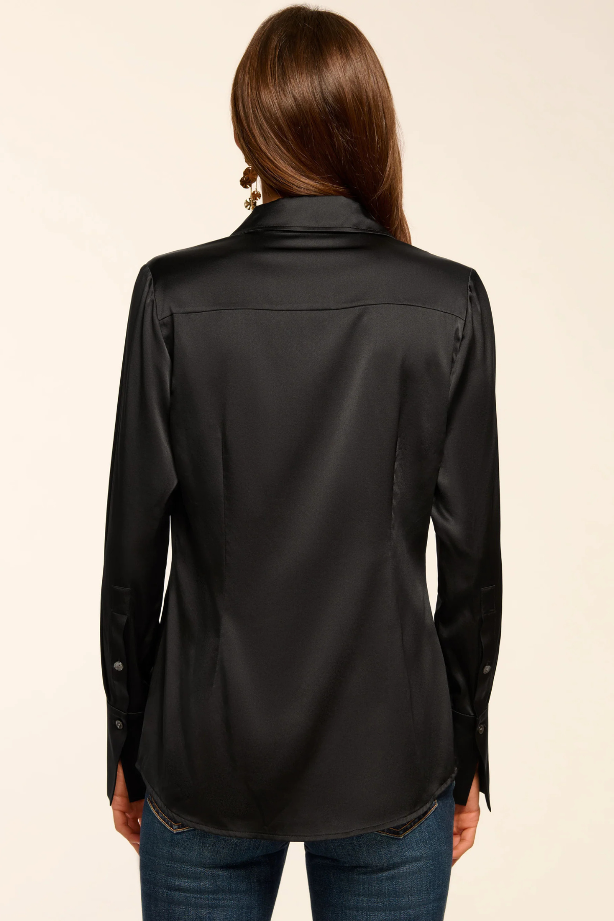 Espalda de la blusa Victoria black con drapeado sutil y botones ocultos, mostrando su diseño limpio y versátil para looks sofisticados