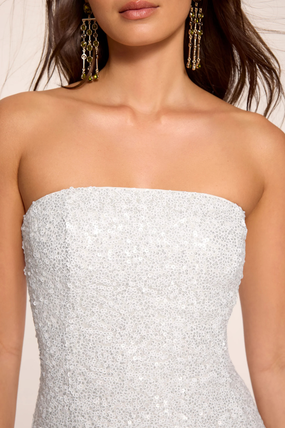 Detalle del escote palabra de honor del vestido blanco de lentejuelas