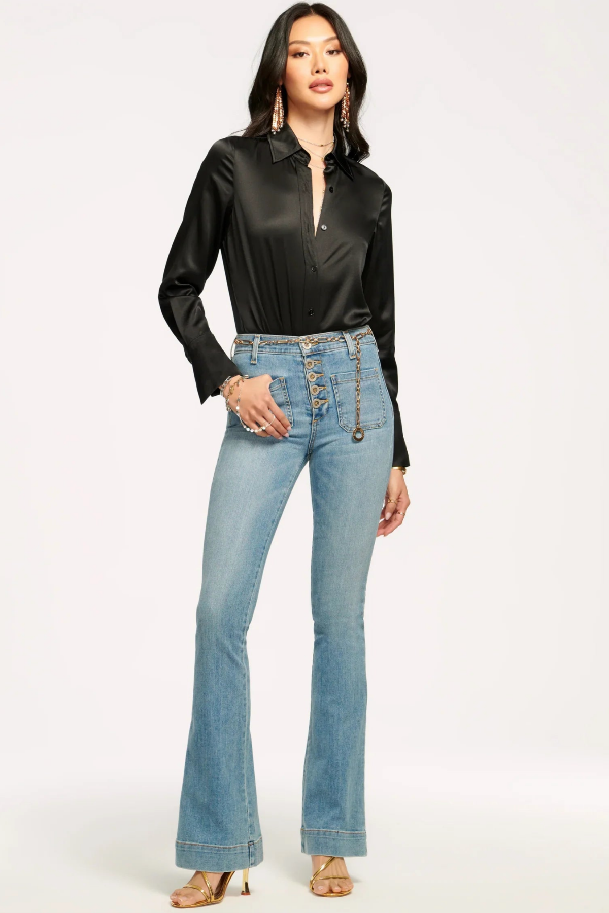 Jeans Cindy high rise flare light wash con tiro alto y corte acampanado ideal para looks sofisticados y estilo retro chic moderno