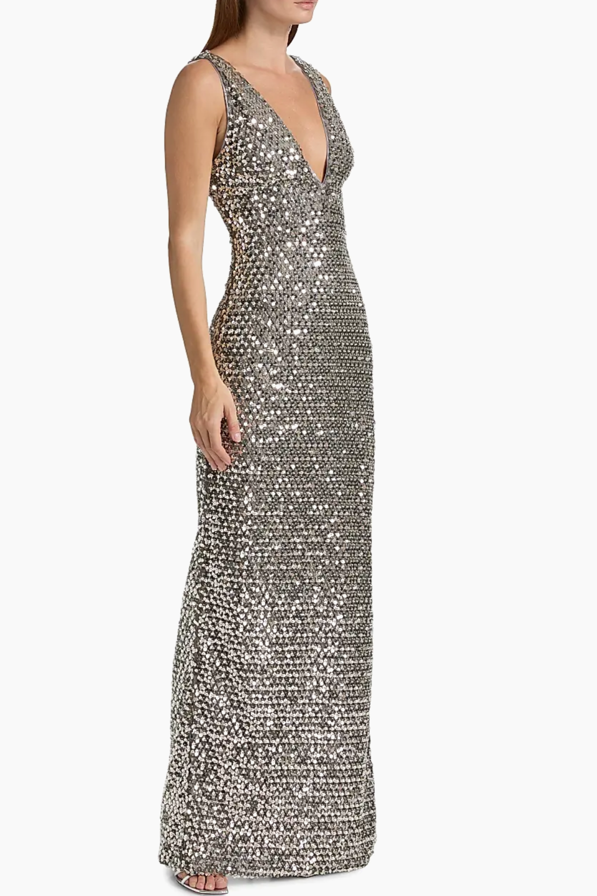 Modelo con vestido maxi platinum brillante con silueta elegante y diseño sofisticado perfecto para eventos de noche y estilo glam