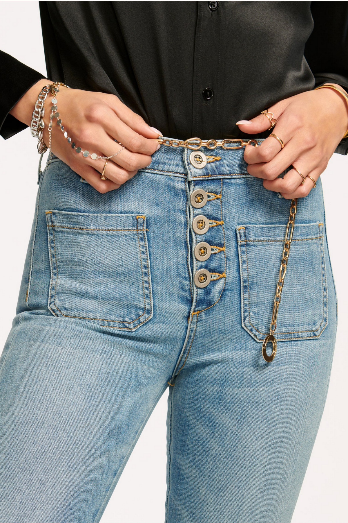 Modelo con pantalón vaquero acampanado tiro alto light wash perfecto para outfits elegantes casuales y estilo modern denim