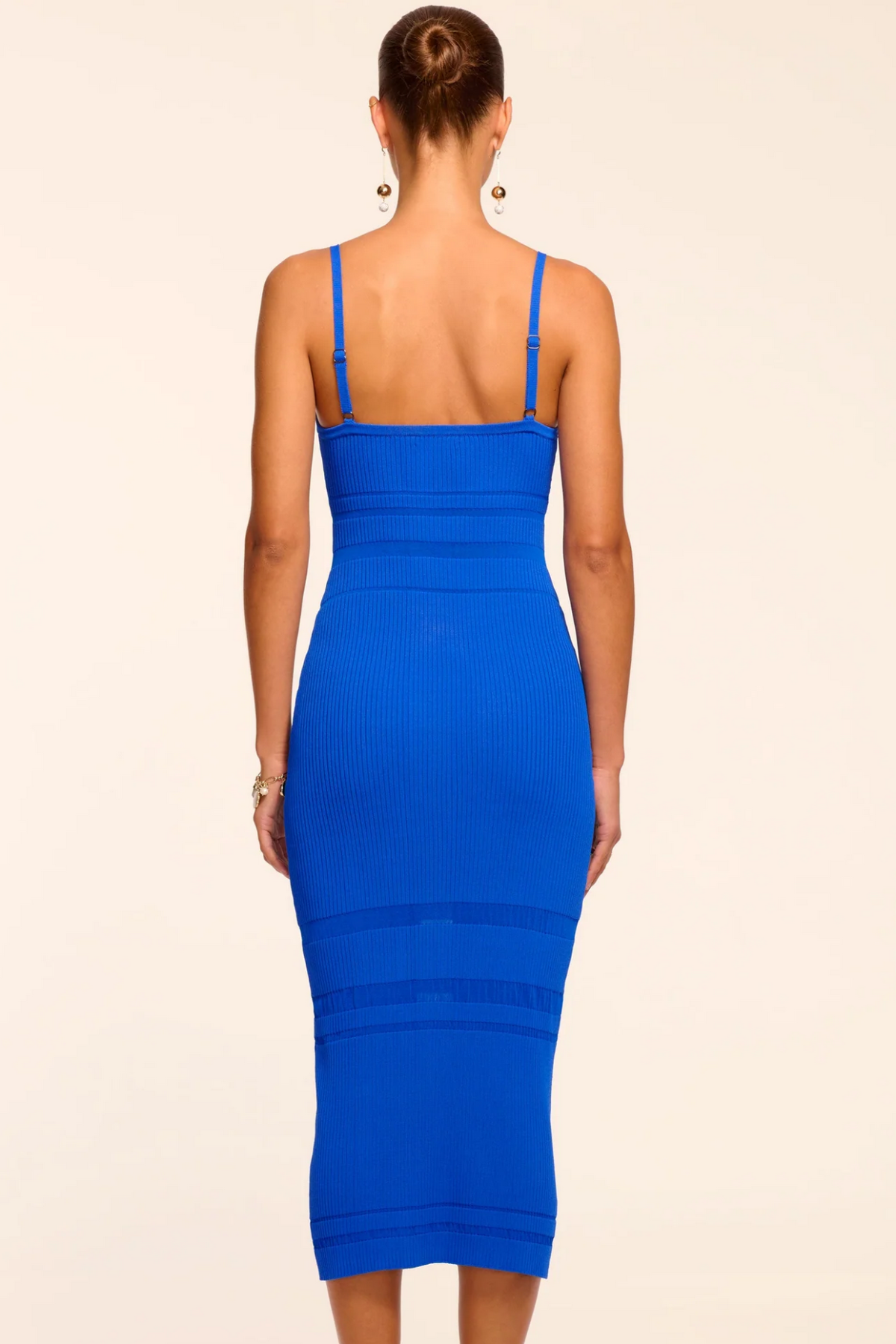 Vista trasera vestido midi de punto con caída elegante y ajuste favorecedor ideal para looks sofisticados y modernos