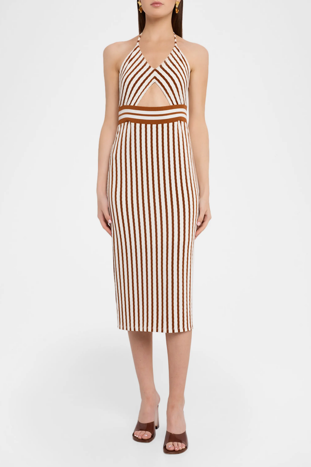 Modelo con vestido midi striped knit halter elegante perfecto para un dia casual, eventos y outfits refined chic
