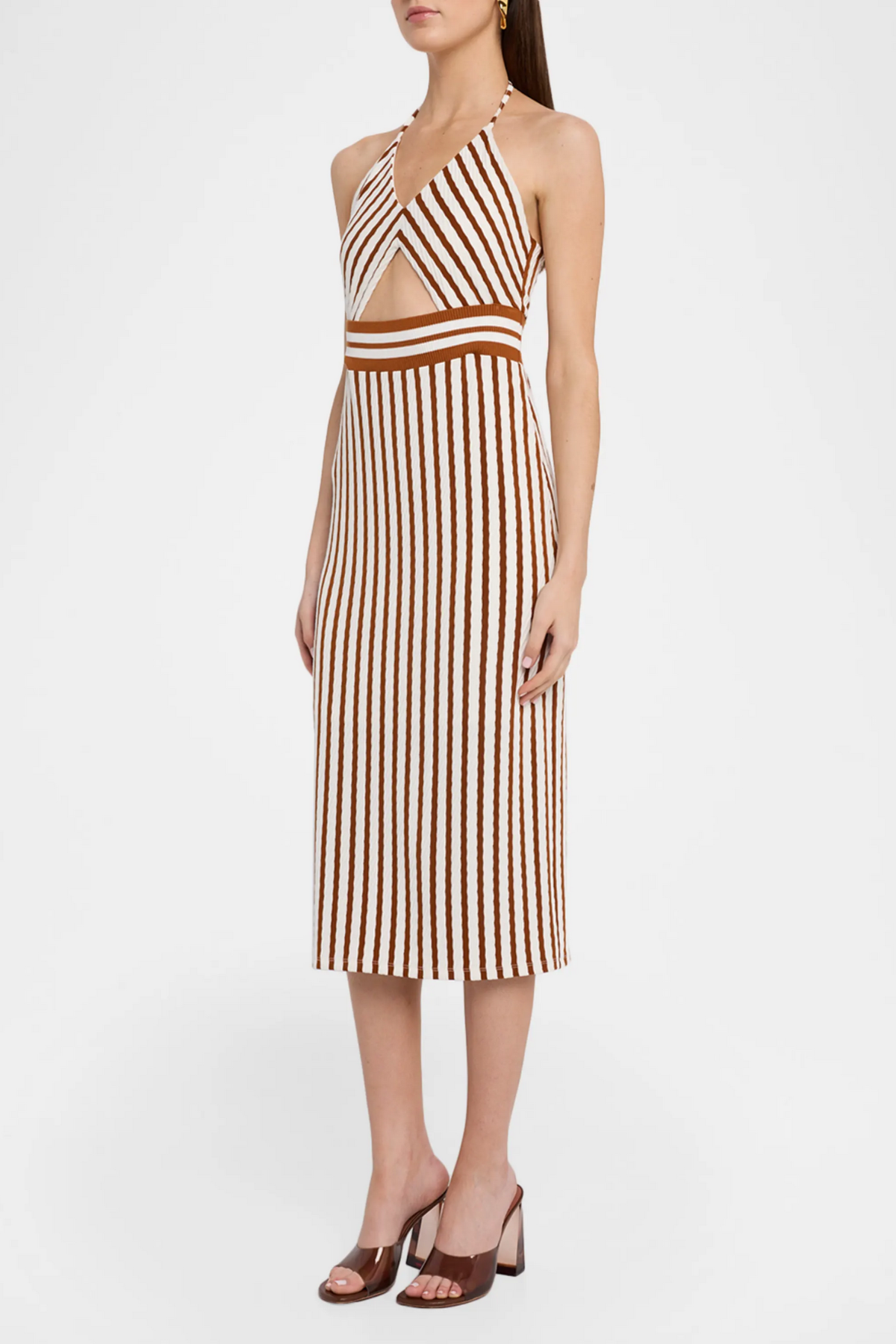 Vestido midi ajustado con abertura frontal y diseño halter perfecto para outfits elegantes de día y noche