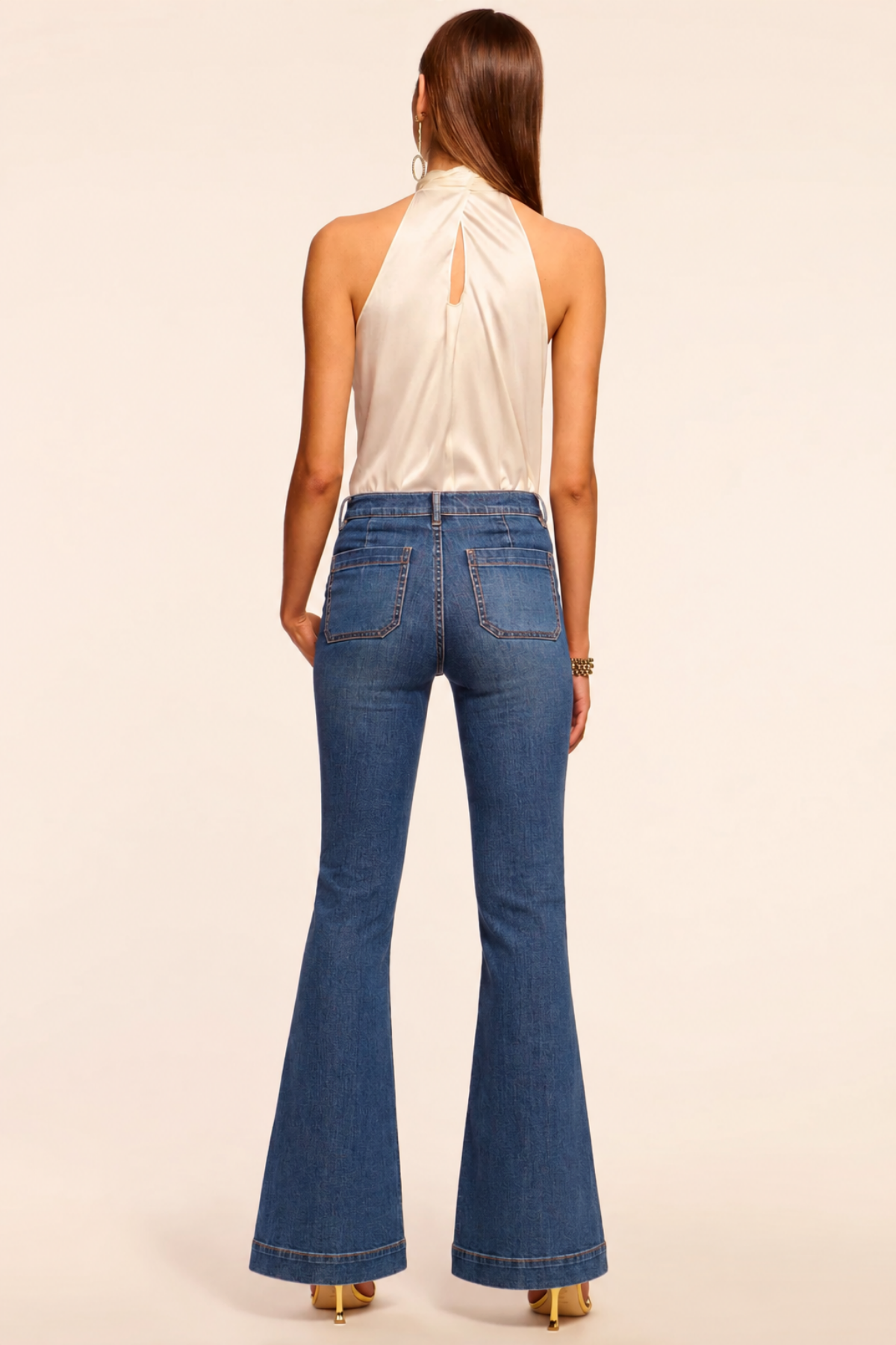 Modelo con pantalón acampanado tiro alto medium wash perfecto para outfits elegantes casuales y estilo modern denim