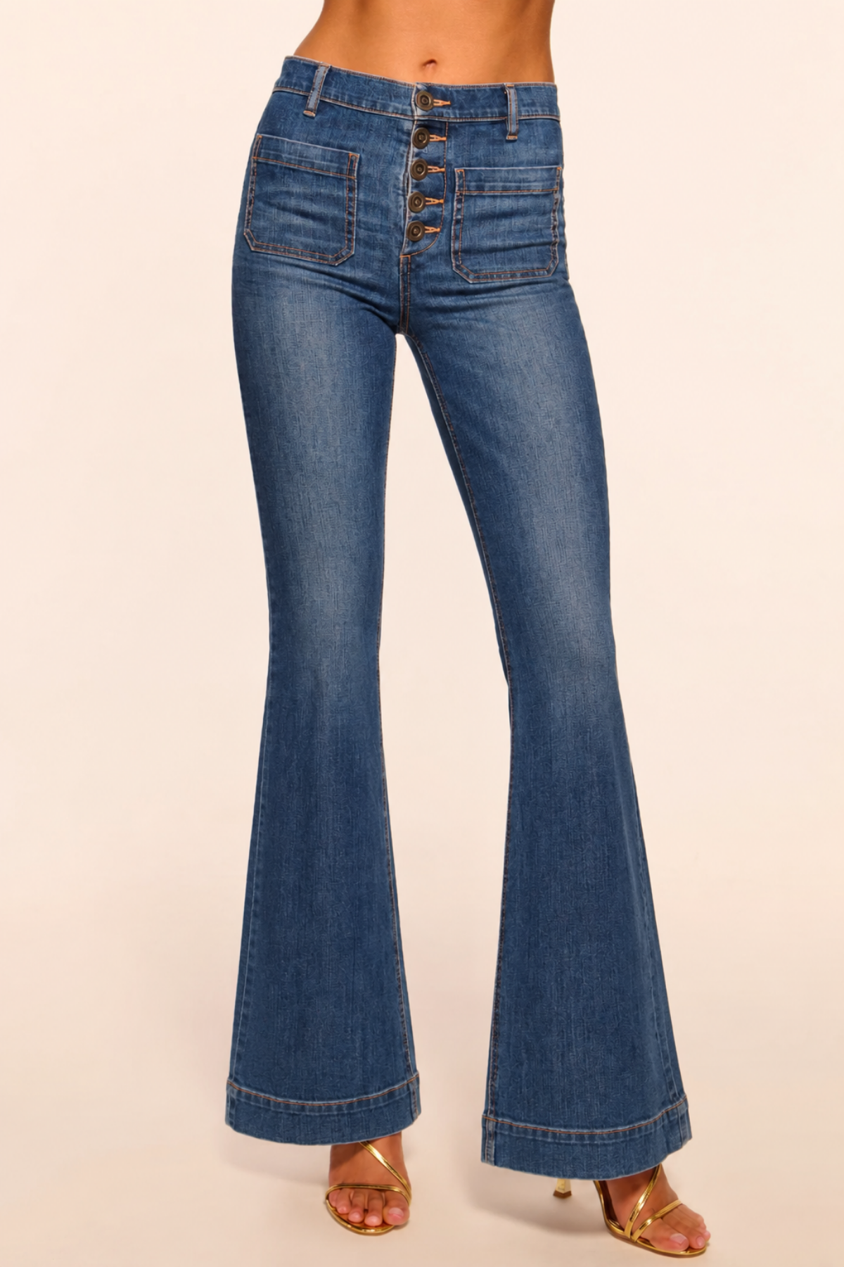 Detalle jeans flare con botonadura frontal visible y bolsillos delanteros ideal para looks sofisticados con estética años 70