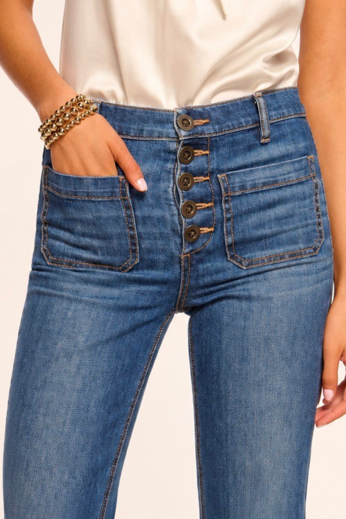 Jeans Cindy tiro alto medium wash favorecedores para looks sofisticados y elegantes