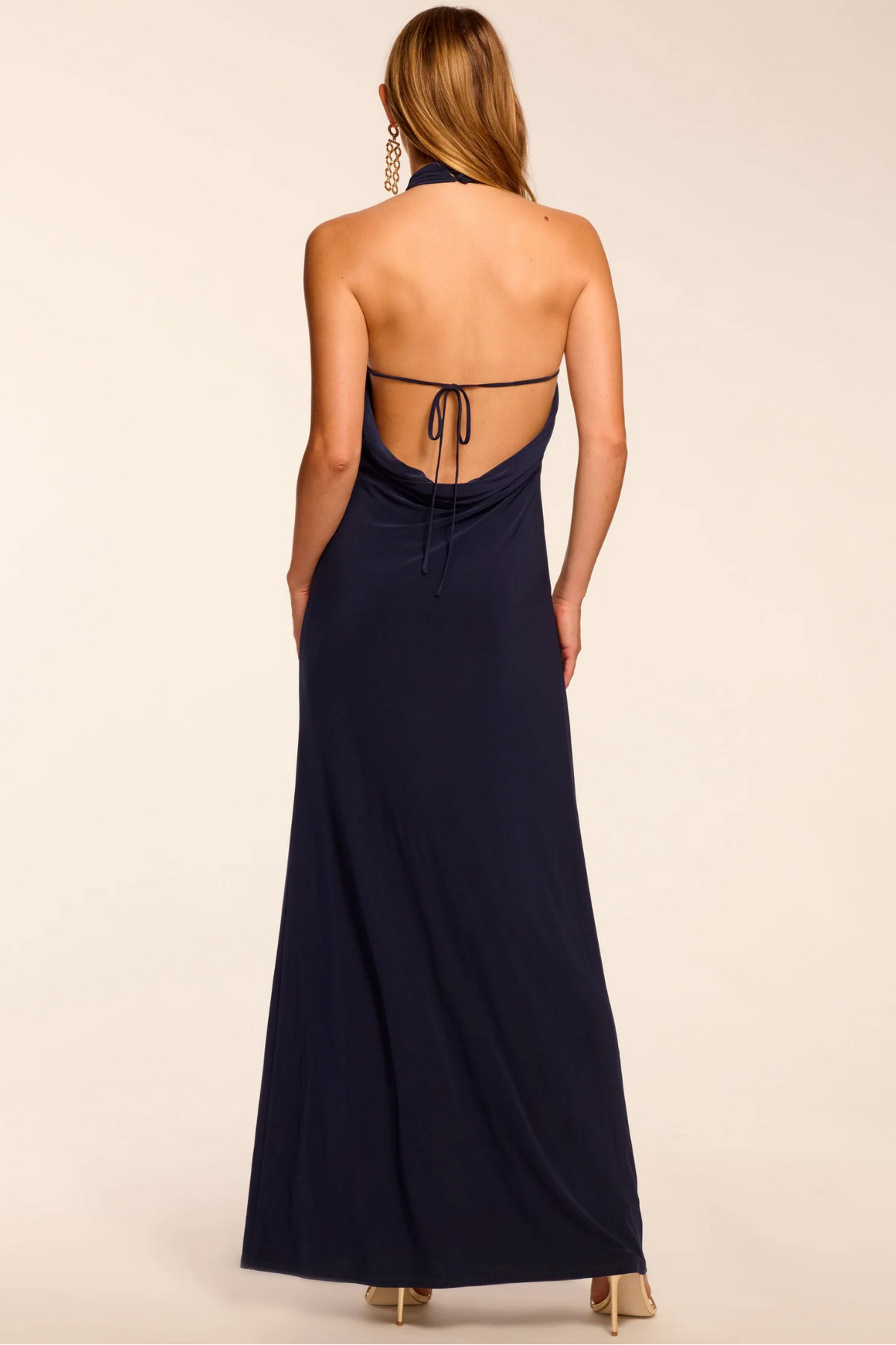 Detalle vestido Leora con espalda cowl baja y lazo ajustable ideal para looks elegantes y estilo moderno sofisticado