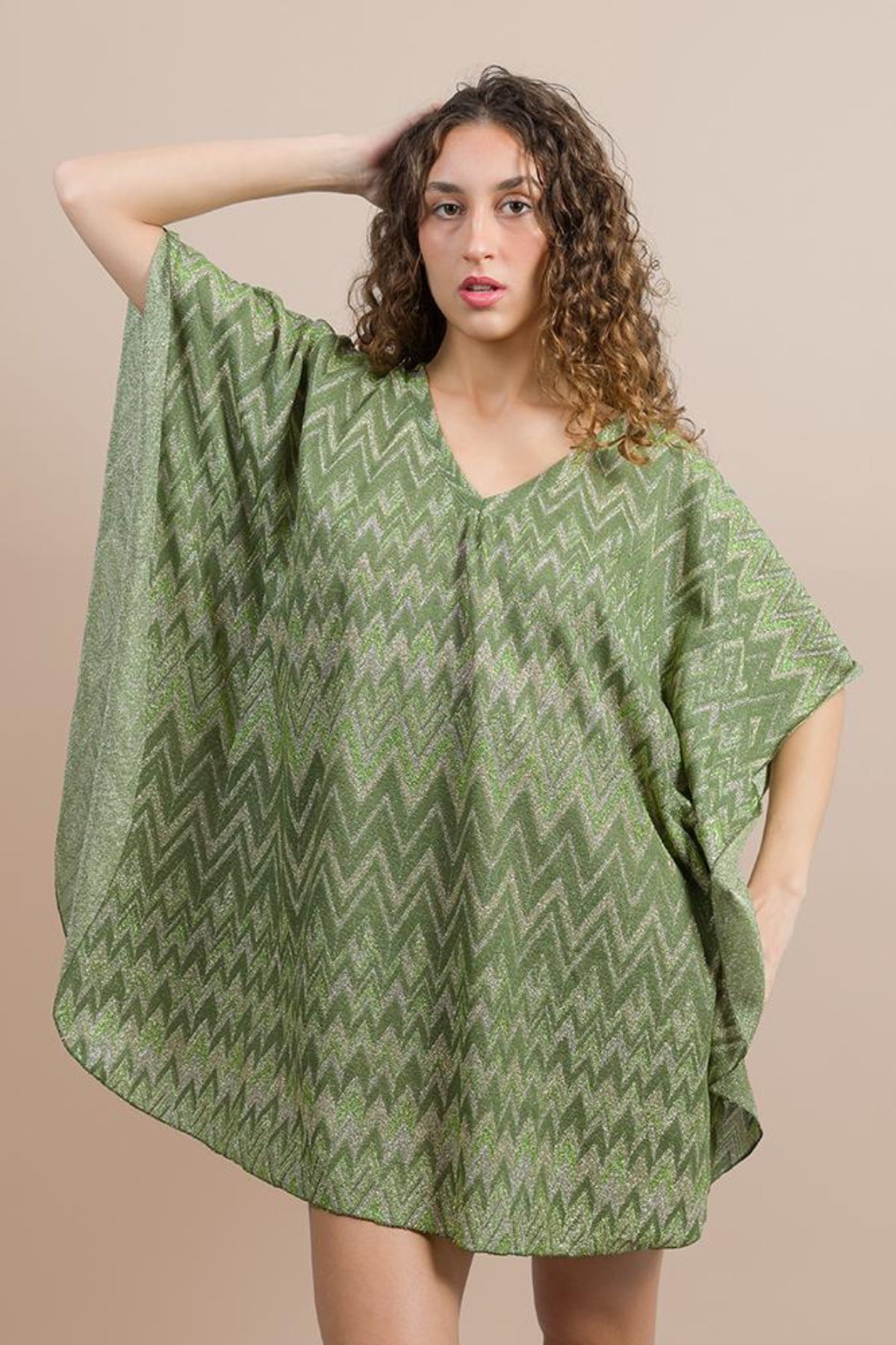 Detalle escote y mangas amplias del kaftan Angelo verde