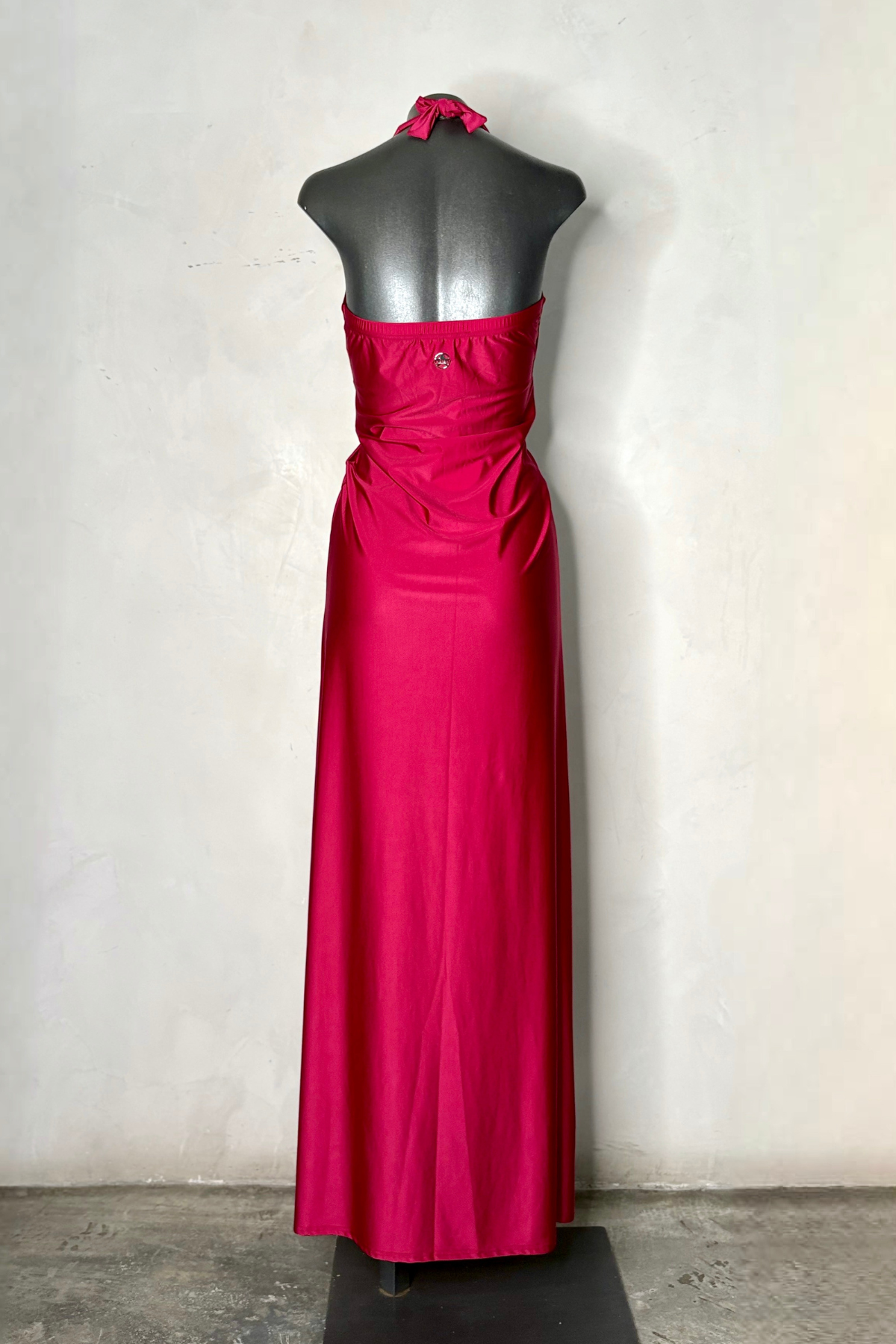 Maniquí con vestido silk burdeos envolvente y silueta fluida perfecto para bodas, cenas y looks luxury minimal de noche