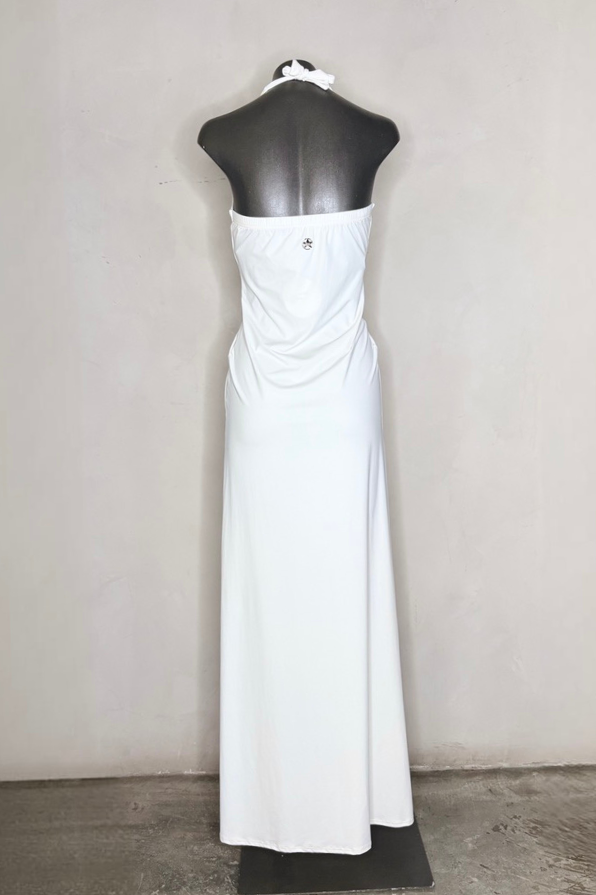 Vista trasera vestido halter con espalda favorecedora y diseño cómodo ideal para tus eventos elegantes de verano