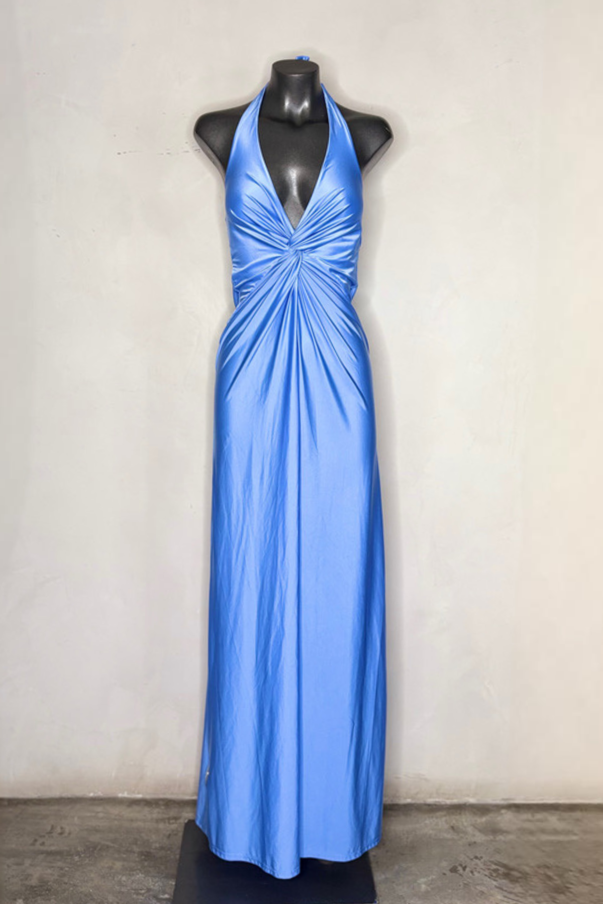 Vestido largo en color pervinca con caída fluida y diseño wrap que estiliza la figura perfecto para eventos y ocasiones especiales