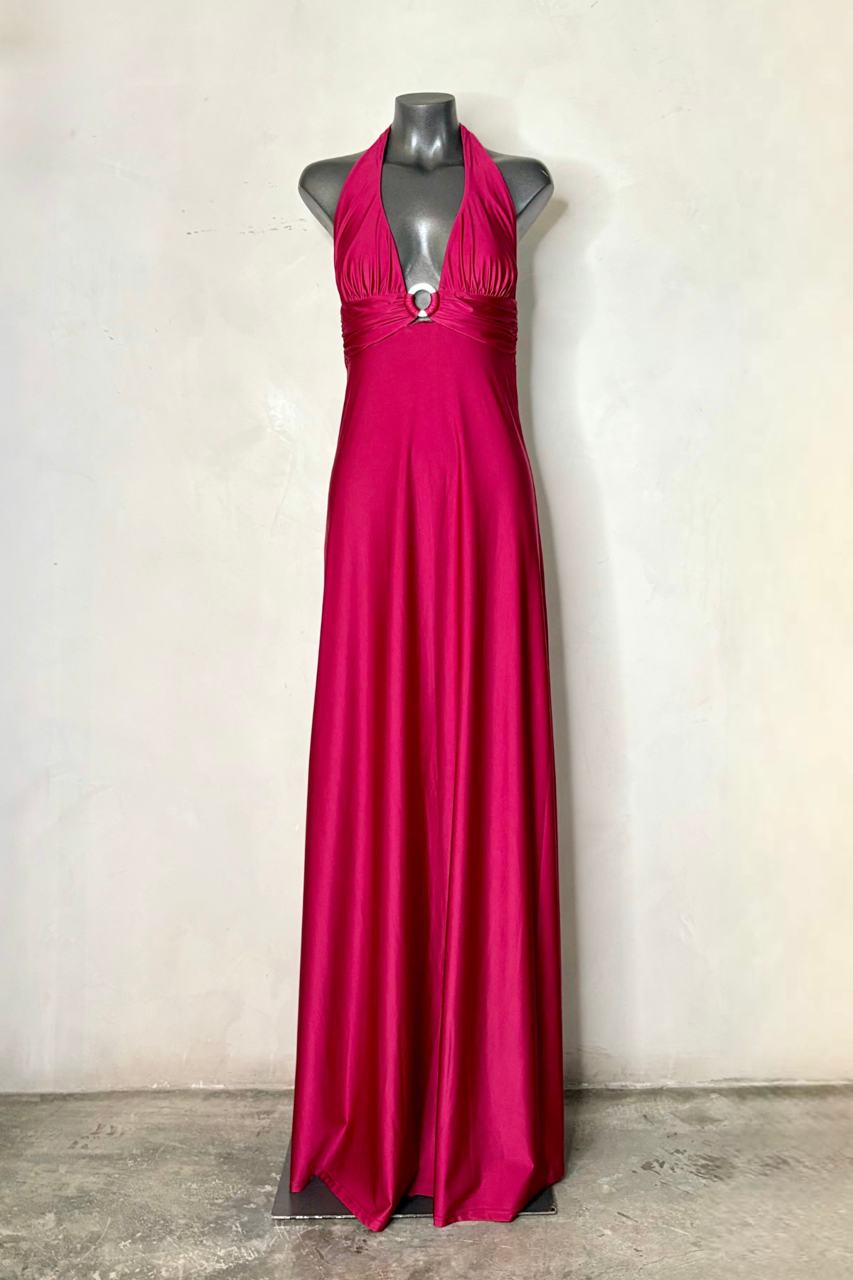 Vestido largo burgundy Fibbia silk con silueta sirena y escote en V elegante ideal para invitada de boda y eventos sofisticados