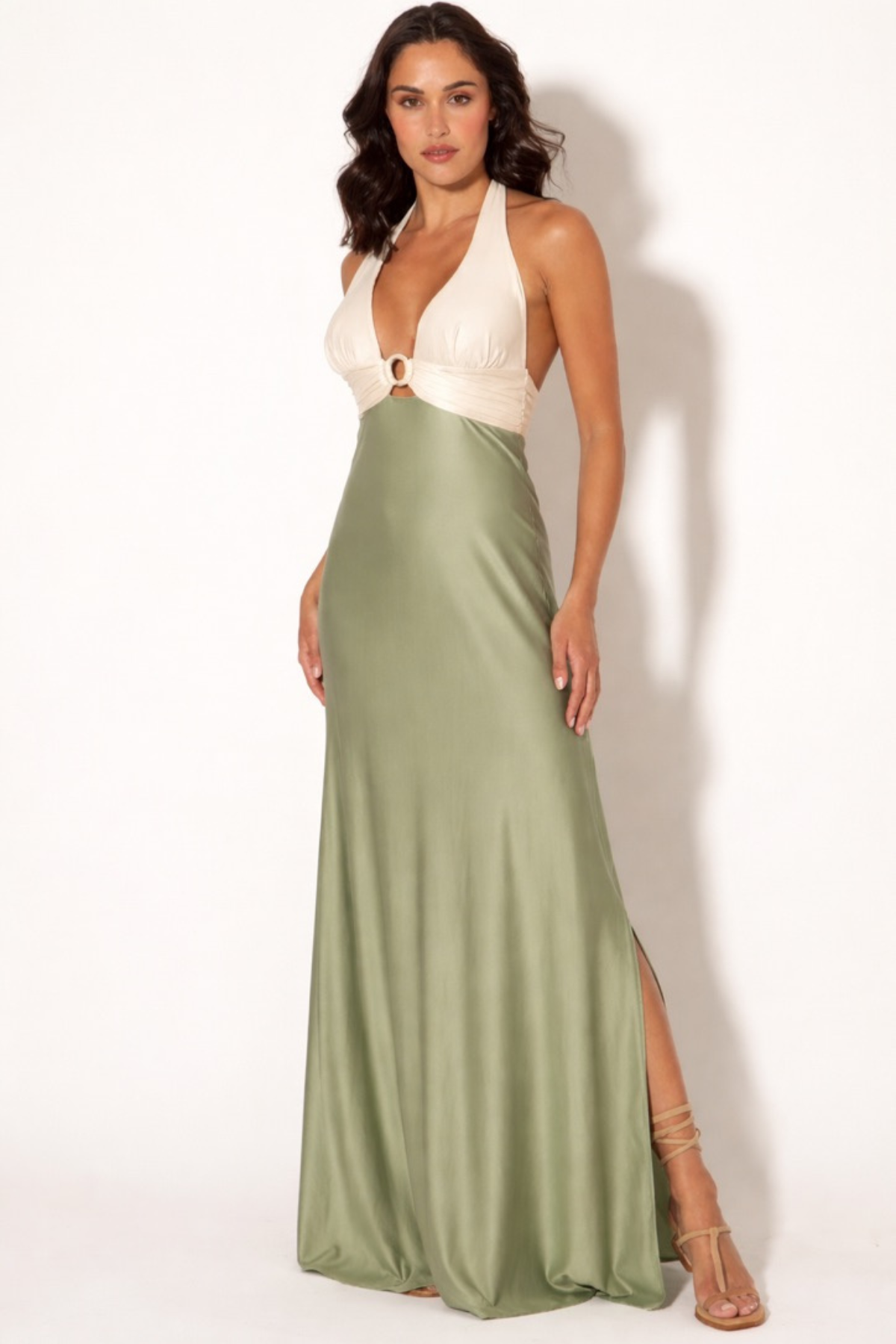 Modelo con vestido maxi avorio y salvia con caída fluida y diseño refinado perfecto para bodas, galas y looks luxury minimal