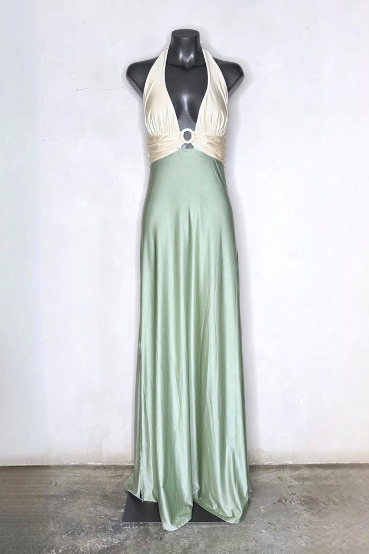 Vestido Fibbia silk avorio salvia largo con silueta sirena y escote en V elegante