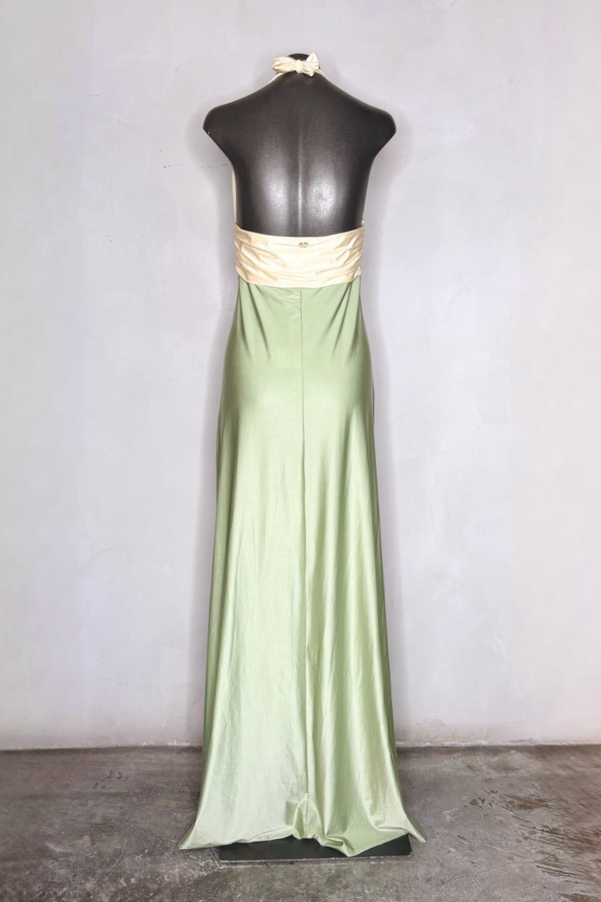 Vista trasera vestido maxi elegante con caída refinada y efecto cola sútil