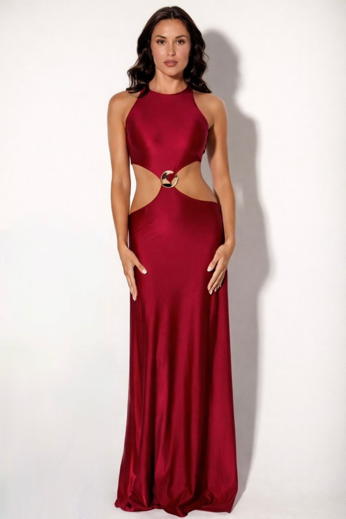 Vista frontal vestido maxi burgundy con caída ajustada y diseño elegante perfecto para galas, cenas y looks luxury minimal de noche