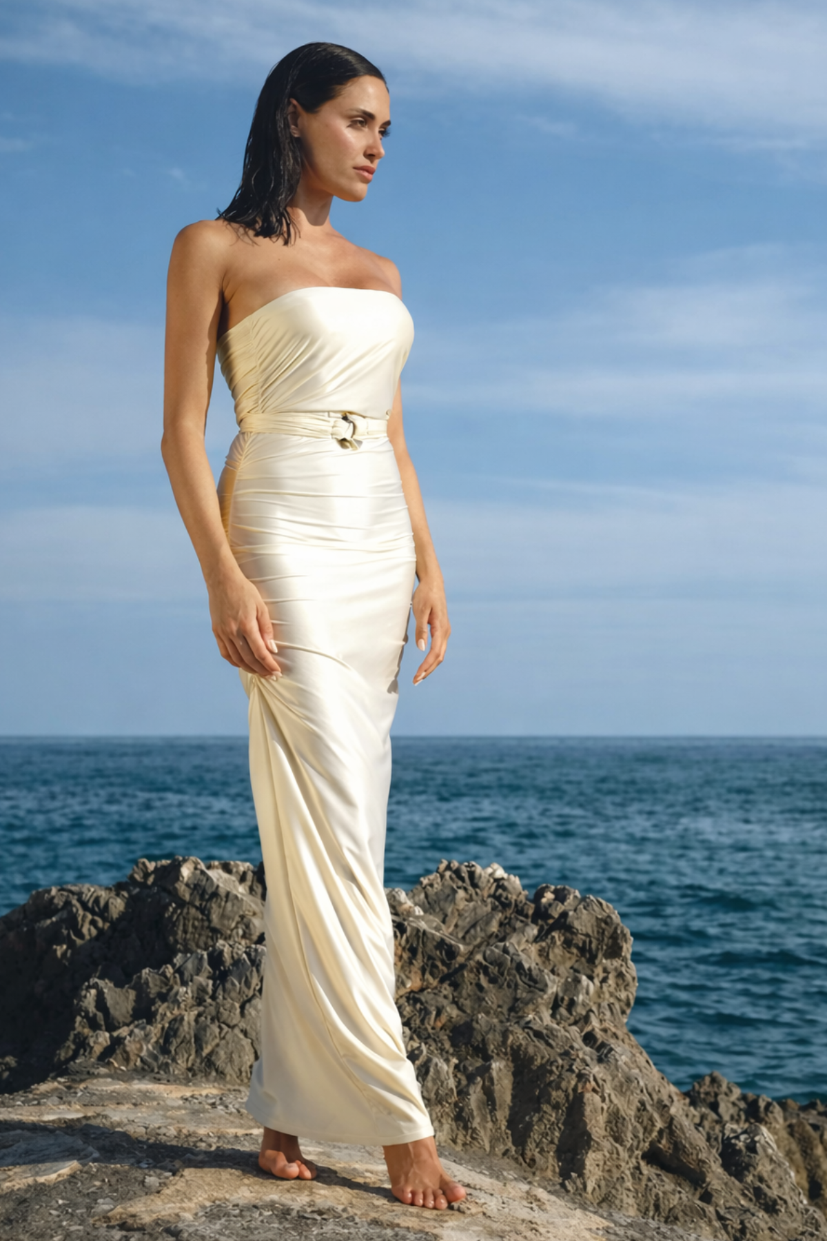 Vestido largo blanco tipo tubo con cinturón integrado y silueta elegante ideal para invitada de boda y looks luxury minimal