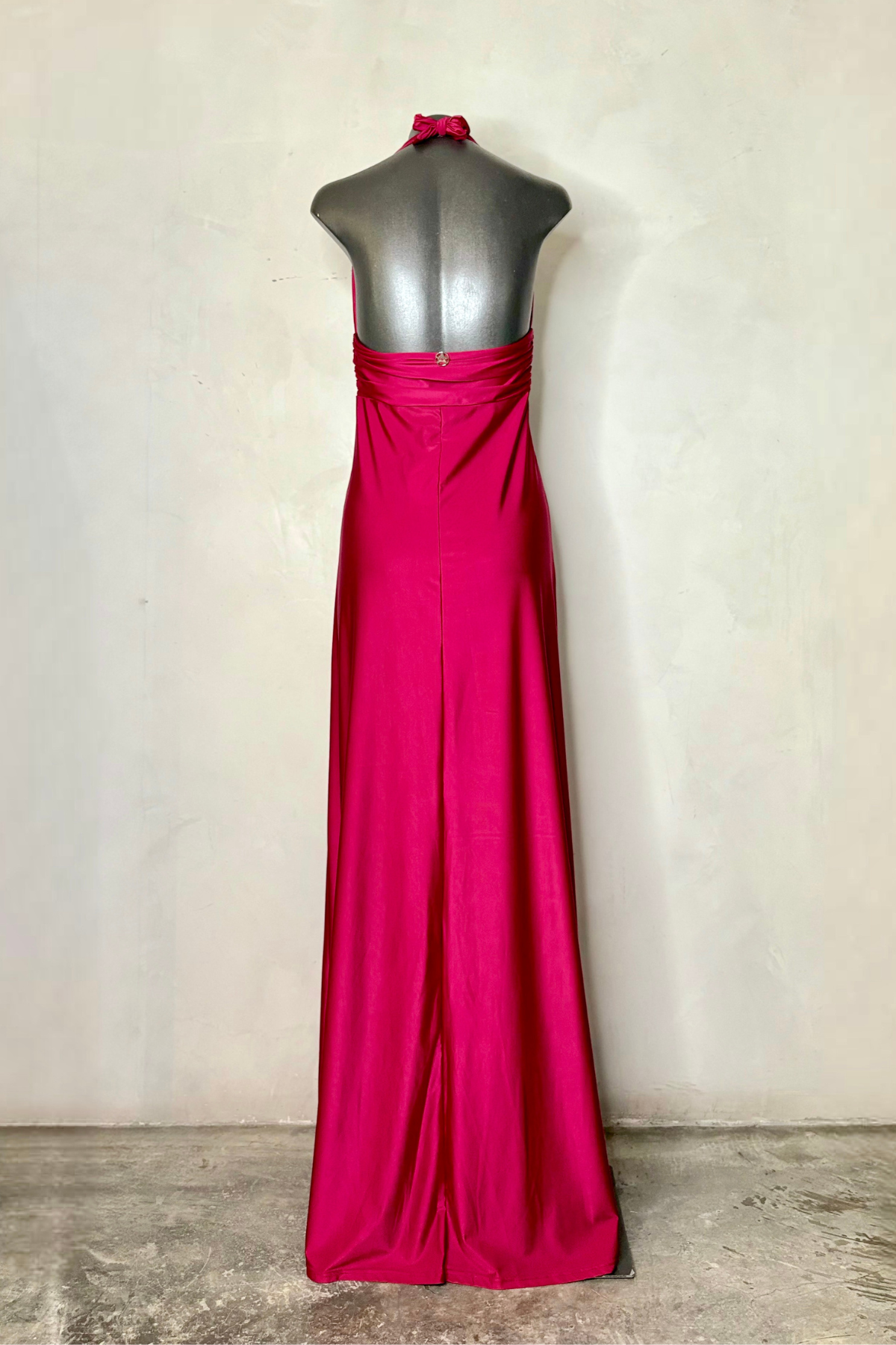 Maniquí con vestido maxi burdeos ajustado con caída fluida perfecto para galas, bodas y looks de noche luxury minimal