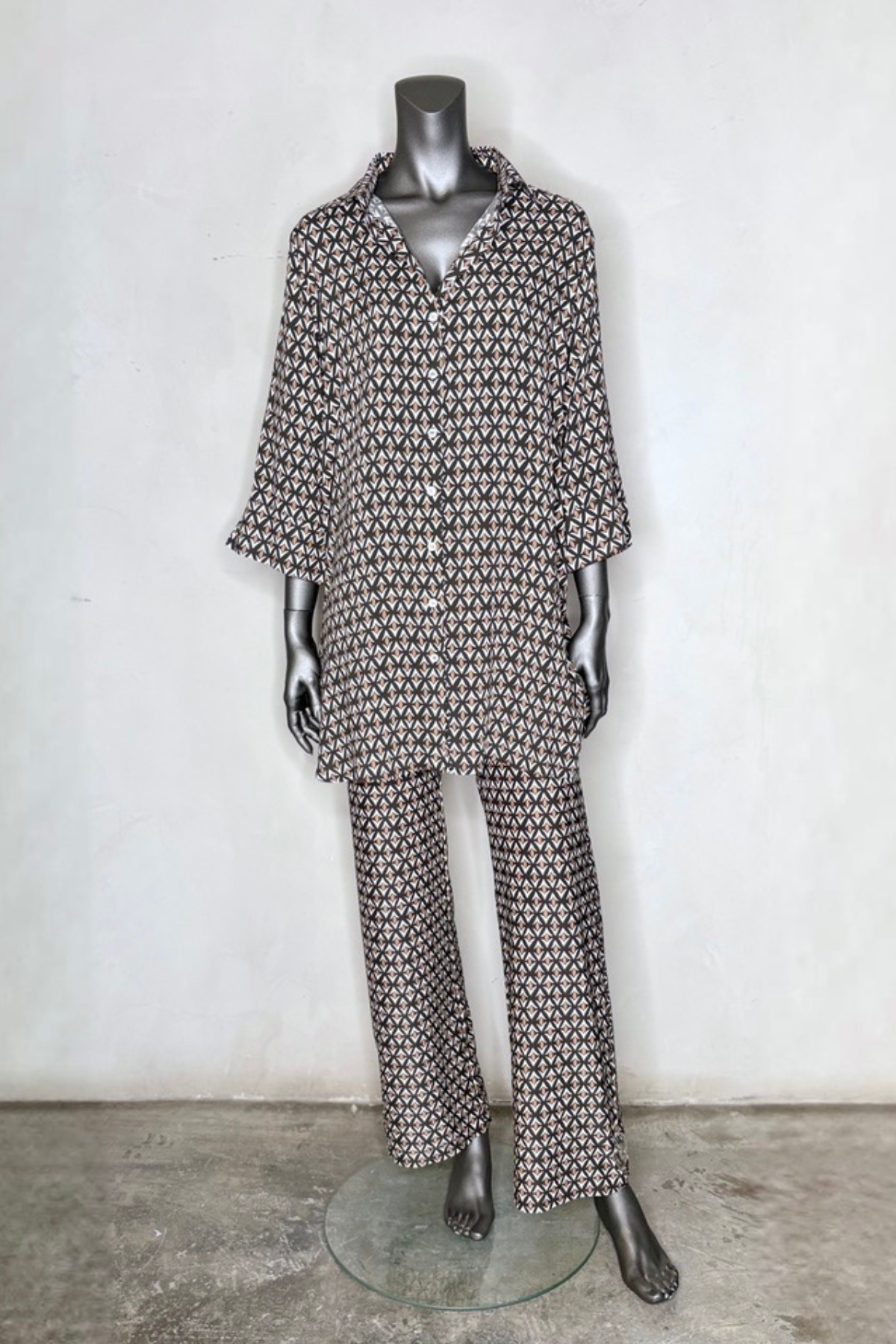 Modelo con camisa estampada Geo Nero fluida y elegante perfecta para outfits sofisticados, oficina y estilo modern luxury