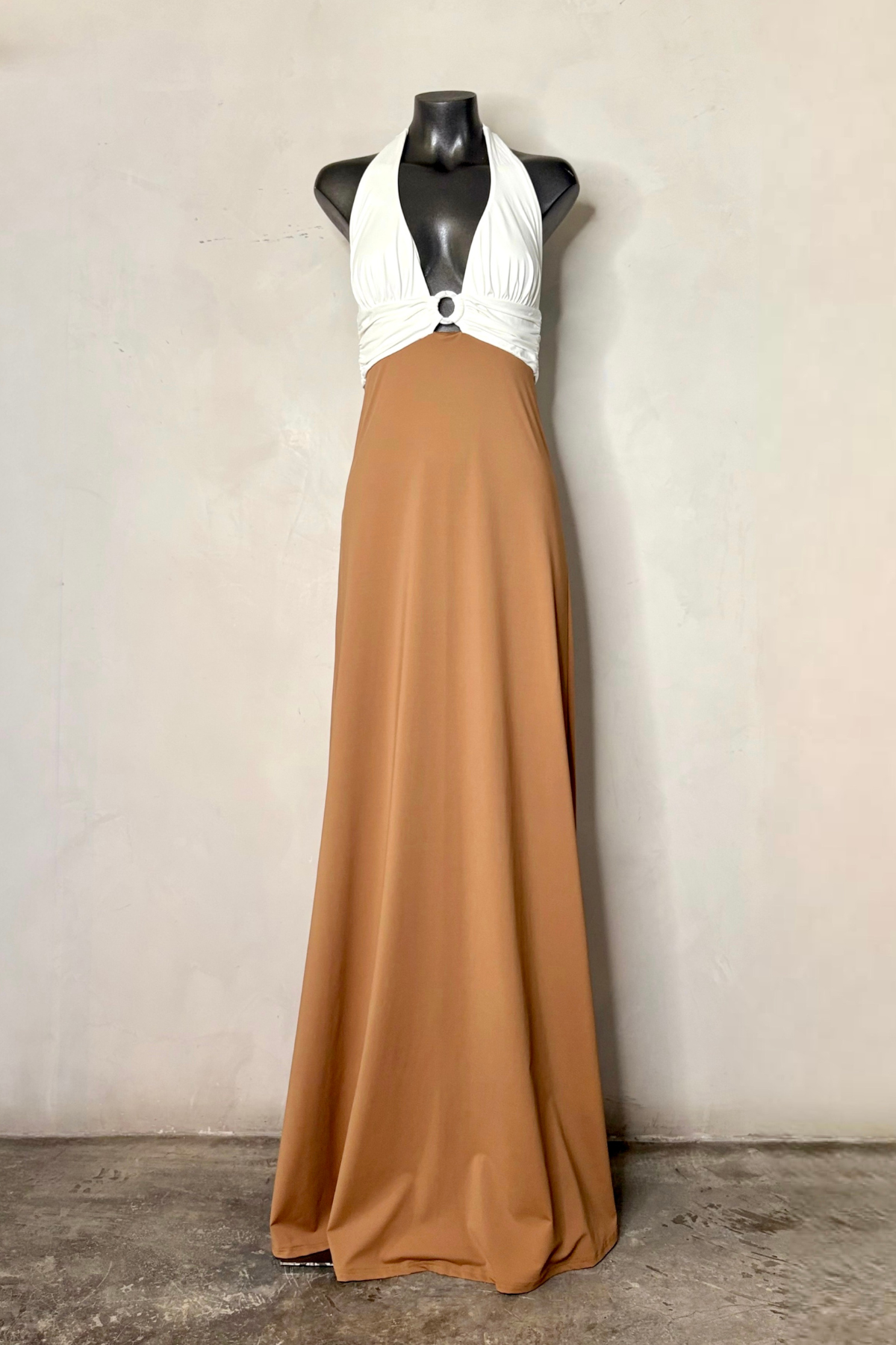Vestido Fibbia Yogurt Nut largo elegante con detalle de hebilla, cuello halter, escote en V con dos tonalidades, ideal para tus eventos elegantes