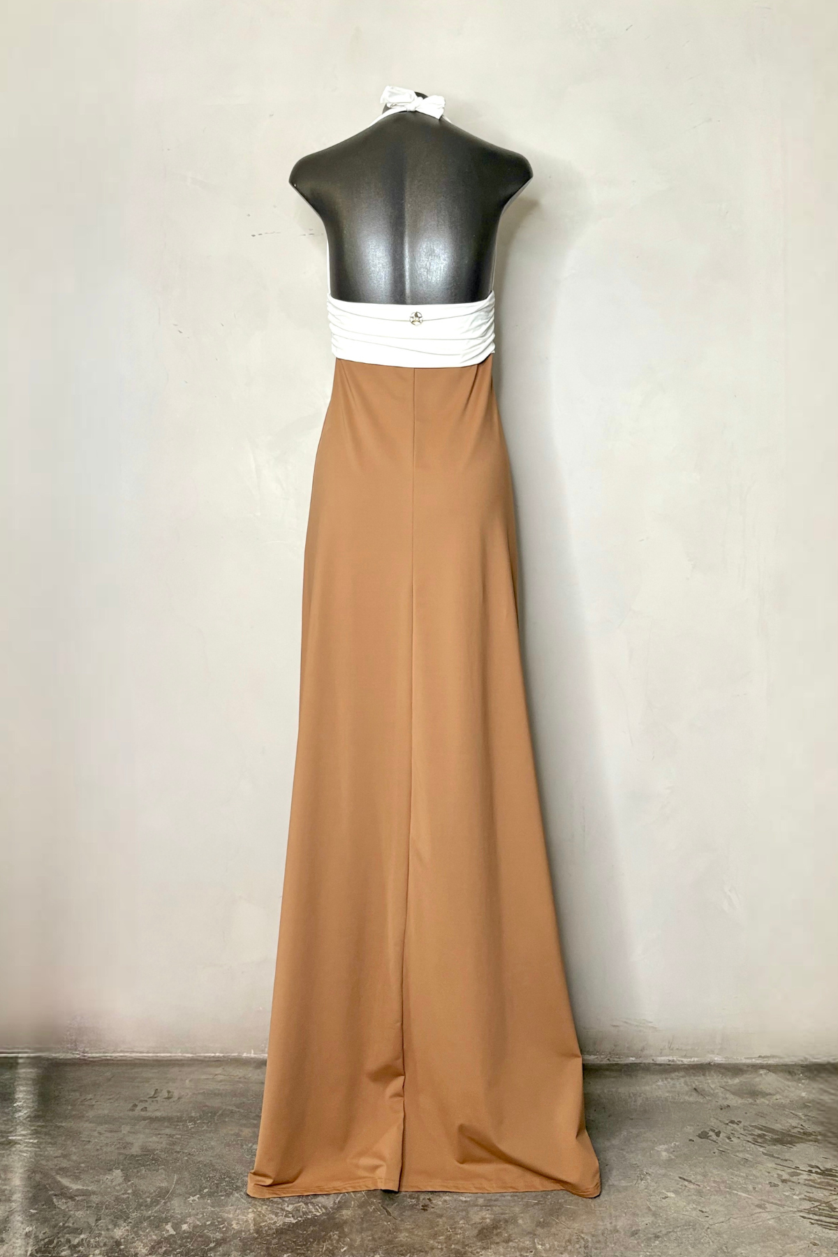 Vista trasera estilo refinado y elegante diseño sofisticado para eventos, ideal para look invitada boda o evento especial