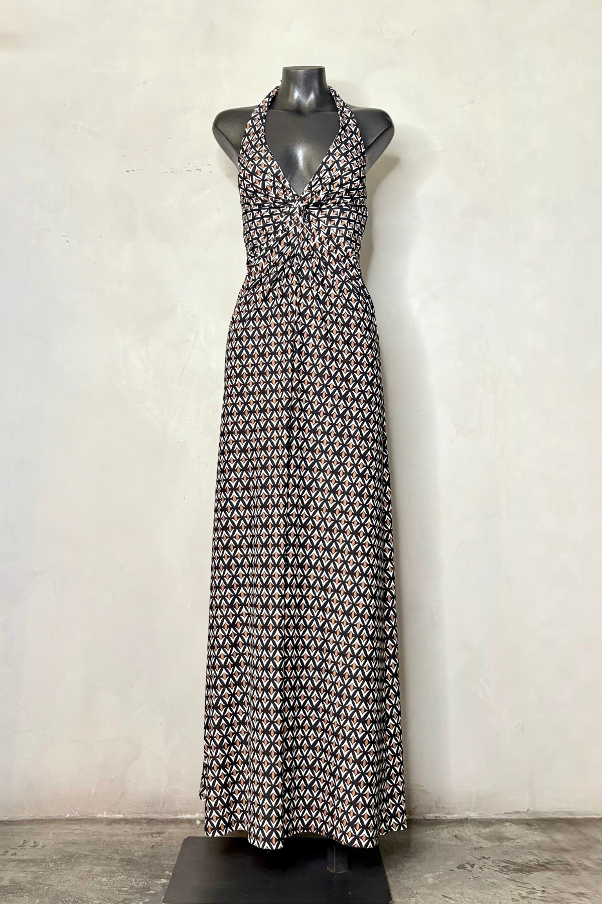 Vestido largo estampado geométrico Geo Nero con diseño cruzado y escote en V ideal para eventos y looks sofisticados modernos