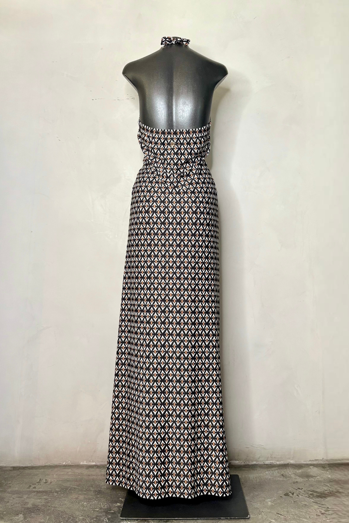 Vista trasera vestido Incrocio Geo Nero con silueta fluida y estampado llamativo perfecto para verano, eventos y estilo contemporary chic