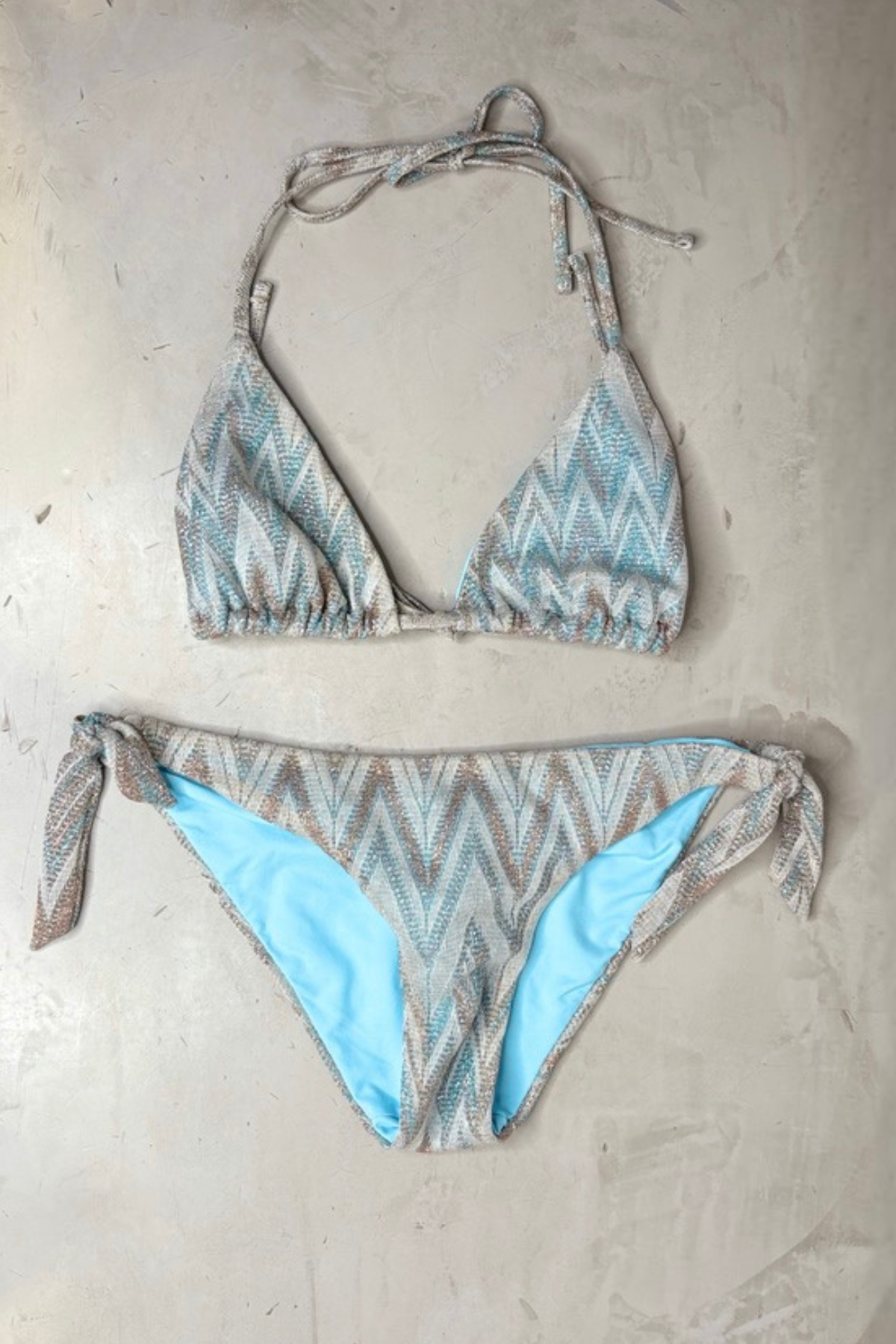 Vista trasera bikini celeste con silueta femenina y diseño cómodo perfecto para vacaciones, piscina y looks sofisticados de verano