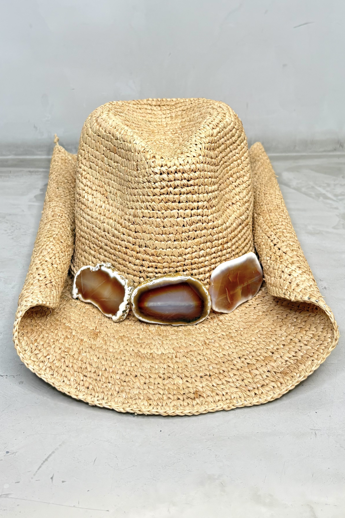 Sombrero de rafia beige estilo boho con ala amplia y aplicación de piedras marrones tipo ágata