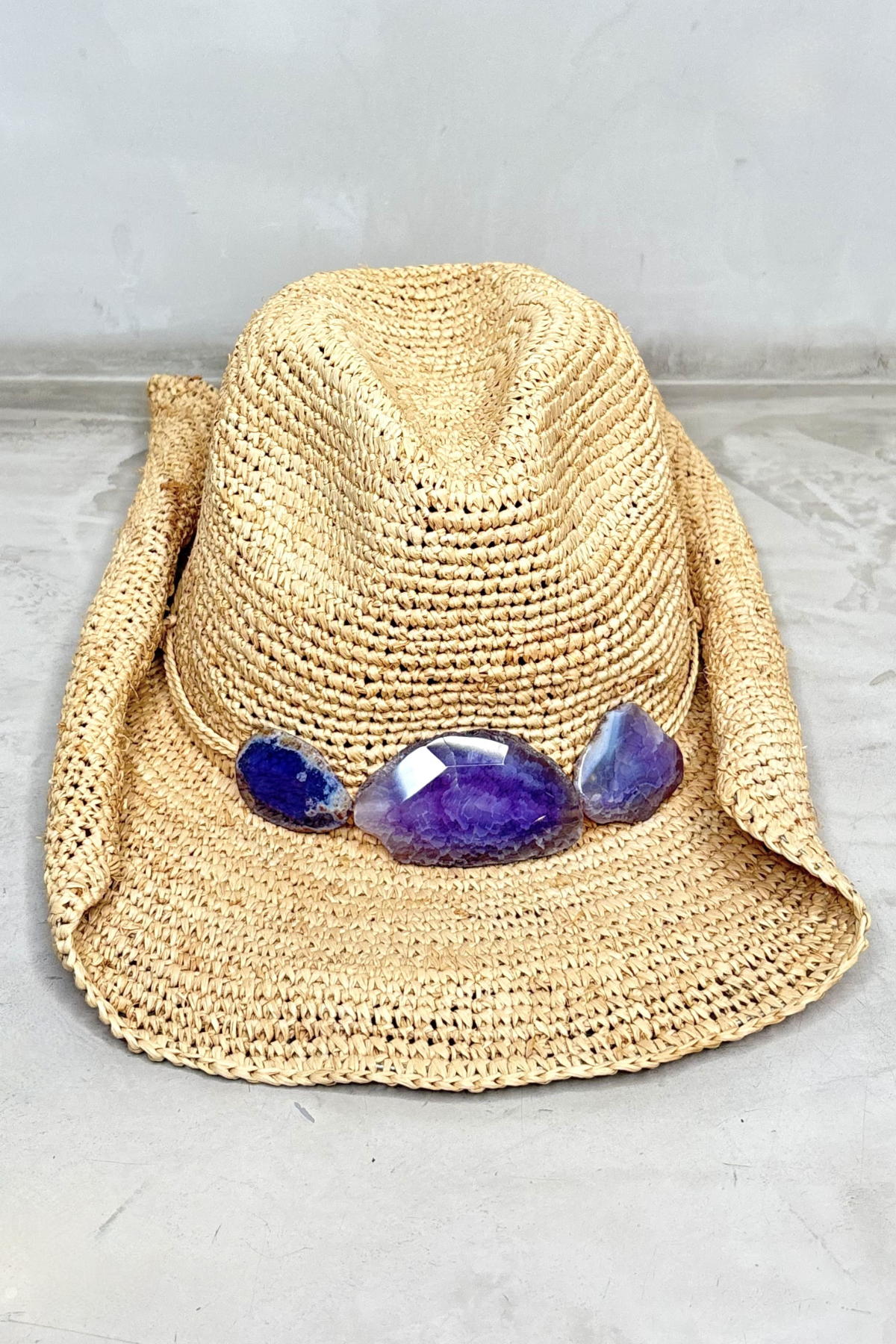 Sombrero cowboy Florabella Billie en rafia morada Purple, con diseño artesanal y cinta trenzada para un estilo veraniego audaz y moderno