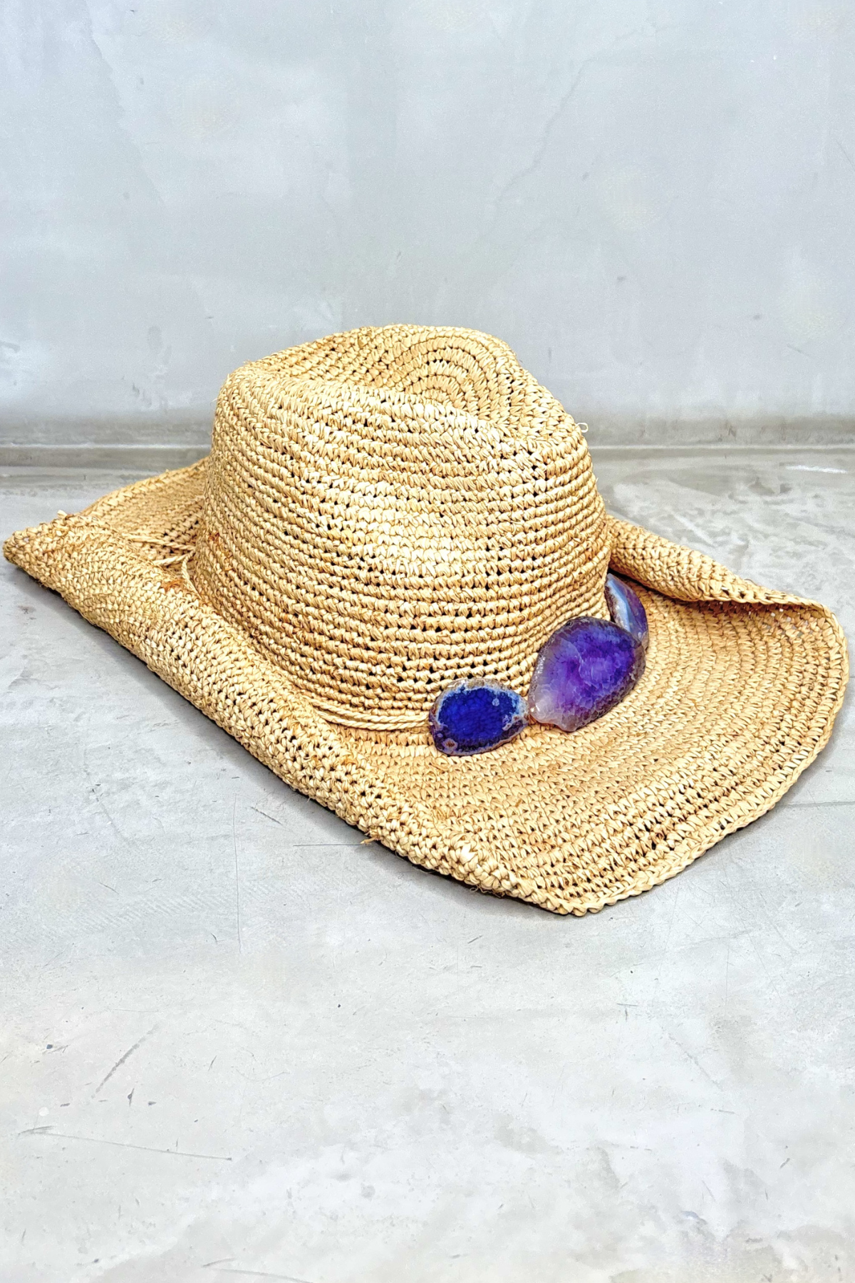 Sombrero cowboy Florabella Billie en rafia morada Purple,en lateral con diseño artesanal y cinta trenzada para un estilo veraniego.