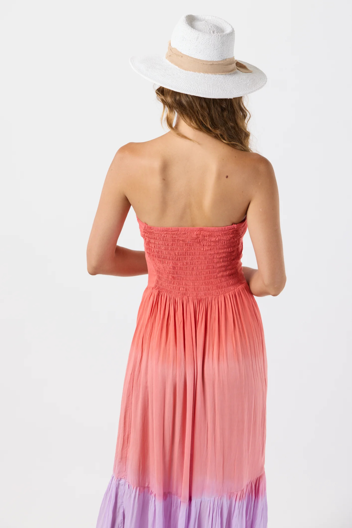 Vista Trasera de vestido largo elegante Honey con caída fluida para looks de playa y vacaciones