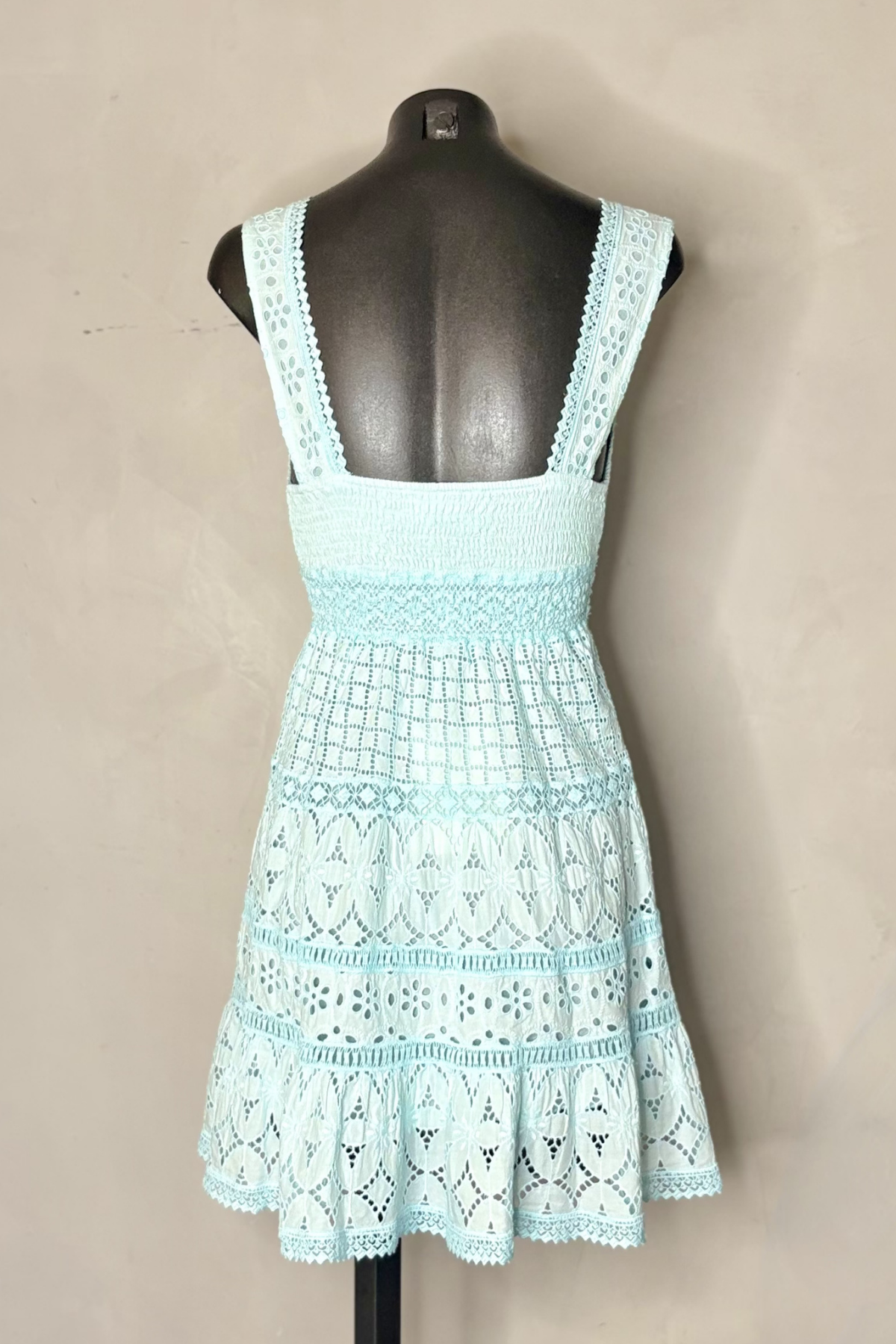 Modelo con vestido corto turquesa fluido con falda de volantes perfecto para looks femeninos, brunch y vacaciones de verano