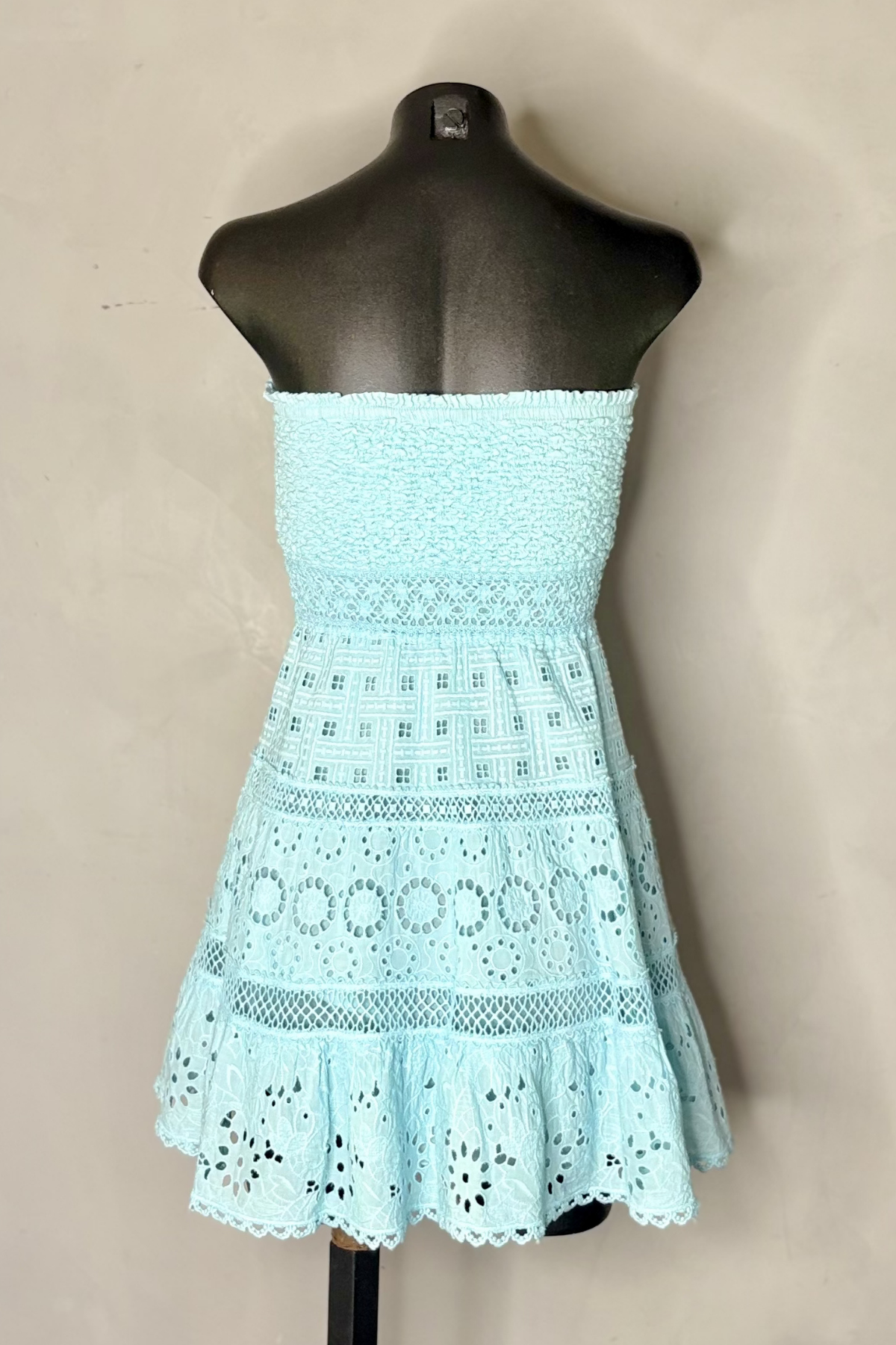 Vestido corto turquesa sin tirantes ligero y favorecedor perfecto para beach club, brunch y looks sofisticados de verano